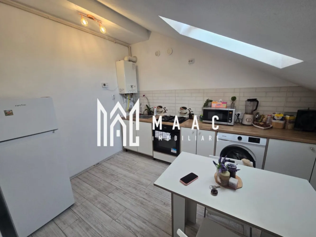 2 garsoniere de vanzare zona Turnisor - MAAC Imobiliare vă propune spre vânzare două garsoniere situate în Turnișor, zona Neppendorf (în spate Lukoil), ideale atât pentru investiție, cât și pentru locuit, fiind deja închiriate și generând un venit lunar de 550 euro. Proprietățile sunt amplasate una lângă cealaltă, fiecare având CF separat, oferind flexibilitate în administrare sau revânzare. Fiecare garsonieră are o suprafață utilă de 37 mp și este compartimentată eficient, oferind confort și funcționalitate pentru locuire. Compartimentare pentru fiecare unitate: -hol la intrare -bucătărie separată -baie cu geam de aerisire -dormitor Garsonierele se vând complet mobilate și utilate, cu predare de chiriași, fiind o oportunitate excelentă pentru investitori care doresc un randament imediat. Proprietatea include și un loc de parcare. Pentru mai multe detalii, vă rugăm să menționați CP2988737 la telefon. }}