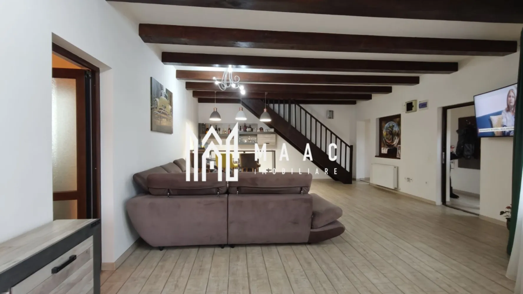 Apartament 145 mpu Open- Space I Terasă I Parcare I Central - De vânzare apartament renovat, situat în zona centrală a Sibiului, în apropierea Bulevardului Victoriei. Proprietatea se află la primul nivel al unei case + mansardă, cu front stradal și loc de parcare în față. Suprafață utilă: 145 mp Compartimentare: - Etajul 1: living cu bucătărie open space, dormitor, baie cu geam, balcon de 20 mp pe toată lungimea apartamentului - Mansardă: acces prin scară din lemn masiv, chicinetă, două compartimente din tâmplărie PVC – potrivite pentru depozitare, camere separate, dressing etc. Dotări: - Aer condiționat - Instalație electrică cu multiple prize și ieșiri de internet - Toate instalațiile necesare pentru locuit sau activitate comercială - Mansardă amenajată în 2012, acoperiș izolat și recondiționat, pereți exteriori izolați Apartamentul este potrivit atât pentru locuință, cât și pentru showroom, birou sau alte activități economice. Pentru detalii sau vizionare, contactați MAAC Imobiliare, specificând ID CP2822429. }}