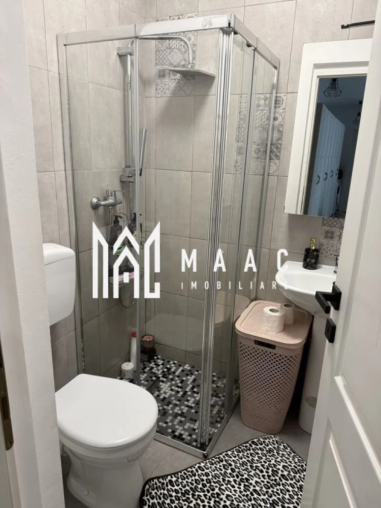 Apartament 3 camere | Parcare | Decomandat | City Rezidence - MAAC Imobiliare vă propune spre vânzare un apartament spațios în City Residence, situat într-o zonă centrală a Sibiului, ideal atât pentru locuire personală, cât și pentru investiție. Proprietatea are o suprafață utilă de 64 mp și beneficiază de o terasă generoasă de 12 mp, un avantaj important pentru confortul zilnic. Apartamentul este amplasat la etajul 4 din 5, într-un imobil modern dotat cu lift. Locuința se vinde mobilată și utilată, fiind pregătită pentru mutare imediată sau pentru exploatare în regim de închiriere. Compartimentare practică Living open space cu bucătărie 2 dormitoare 2 băi Hol Terasă mare – 12 mp, ideală pentru zonă de relaxare Avantaje Ansamblu rezidențial modern – City Residence Zonă centrală, cu acces rapid către punctele de interes Apartament luminos și bine compartimentat Lift în imobil Terasă spațioasă, greu de găsit la această categorie Potrivit pentru locuit sau investiție cu randament bun Localizare: City Residence, Sibiu Pentru mai multe detalii și programarea unei vizionări, vă rugăm să ne contactați menționând ID: CP2945687. }}