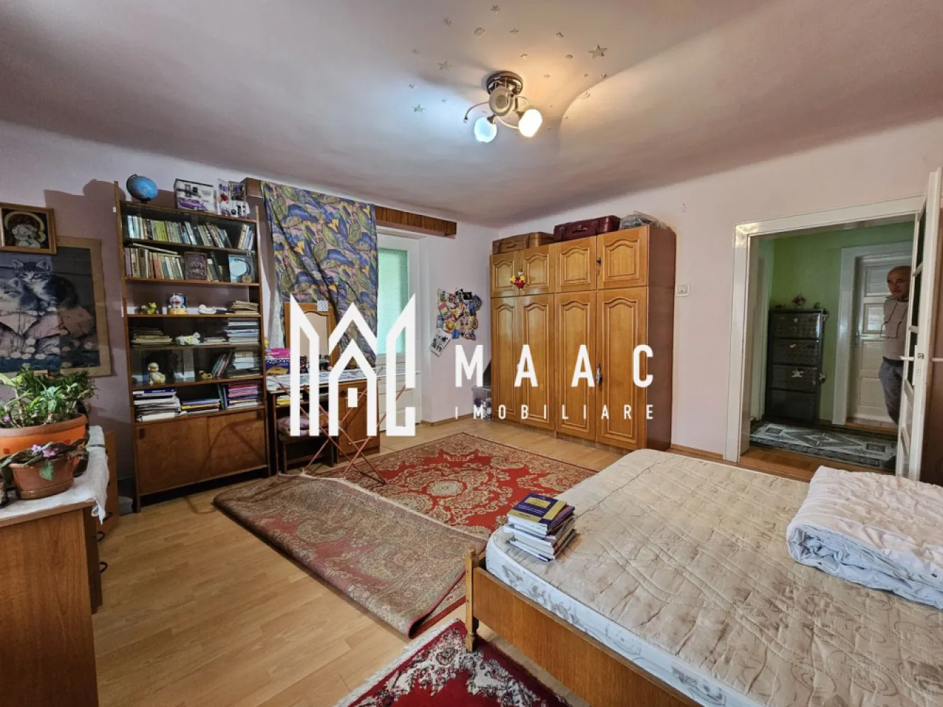 Casa 7 camere | Teren 418 mp | 270 mp utili | Sub Arini - MAAC Imobiliare vă propune spre vânzare o casa situată într-una dintre cele mai apreciate și exclusiviste zone ale Sibiului – Calea Dumbrăvii, la doar 100 de metri de Parcul Sub Arini. Detalii proprietate: Suprafață teren: 418 Deschidere la stradă: 26 ml Suprafață totală construită: 318 mp Suprafață utilă: 270 mp Regim de înălțime: D+P+E+Pod (pod mansardabil, pe toată suprafața casei) Construcție solidă, renovată complet în anul 2003 Compartimentare: Demisol – 93 mp Living Hol Bucătărie Baie Pivniță Cameră tehnică (centrală) + spațiu depozitare Parter – 115 mp Living Dormitor Bucătărie Birou Baie cu geam și cadă Hol + spațiu depozitare Etaj – 110 mp 3 dormitoare decomandate Baie cu cadă Spațiu depozitare Terasă închisă Pod Pe toată suprafața casei Alte beneficii: Garaje în partea din spate a curții Terasa Sistem fotovoltaic nou instalat: panouri electrice + baterii HUAWEI 5kW Curte spațioasă, verde și bine întreținută Casa se vinde complet mobilată și utilată – pregătită pentru mutare imediată sau poate fi predată nemobilată, în funcție de preferințele cumpărătorului. Pentru mai multe detalii precizati telefonic ca ati vazut anuntul cu ID: CP2988716 }}