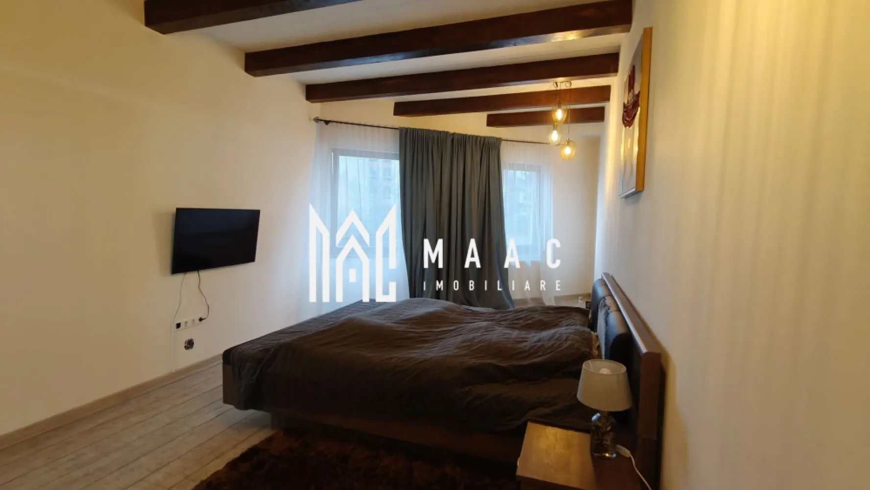 Apartament 145 mpu Open- Space I Terasă I Parcare I Central - De vânzare apartament renovat, situat în zona centrală a Sibiului, în apropierea Bulevardului Victoriei. Proprietatea se află la primul nivel al unei case + mansardă, cu front stradal și loc de parcare în față. Suprafață utilă: 145 mp Compartimentare: - Etajul 1: living cu bucătărie open space, dormitor, baie cu geam, balcon de 20 mp pe toată lungimea apartamentului - Mansardă: acces prin scară din lemn masiv, chicinetă, două compartimente din tâmplărie PVC – potrivite pentru depozitare, camere separate, dressing etc. Dotări: - Aer condiționat - Instalație electrică cu multiple prize și ieșiri de internet - Toate instalațiile necesare pentru locuit sau activitate comercială - Mansardă amenajată în 2012, acoperiș izolat și recondiționat, pereți exteriori izolați Apartamentul este potrivit atât pentru locuință, cât și pentru showroom, birou sau alte activități economice. Pentru detalii sau vizionare, contactați MAAC Imobiliare, specificând ID CP2822429. }}