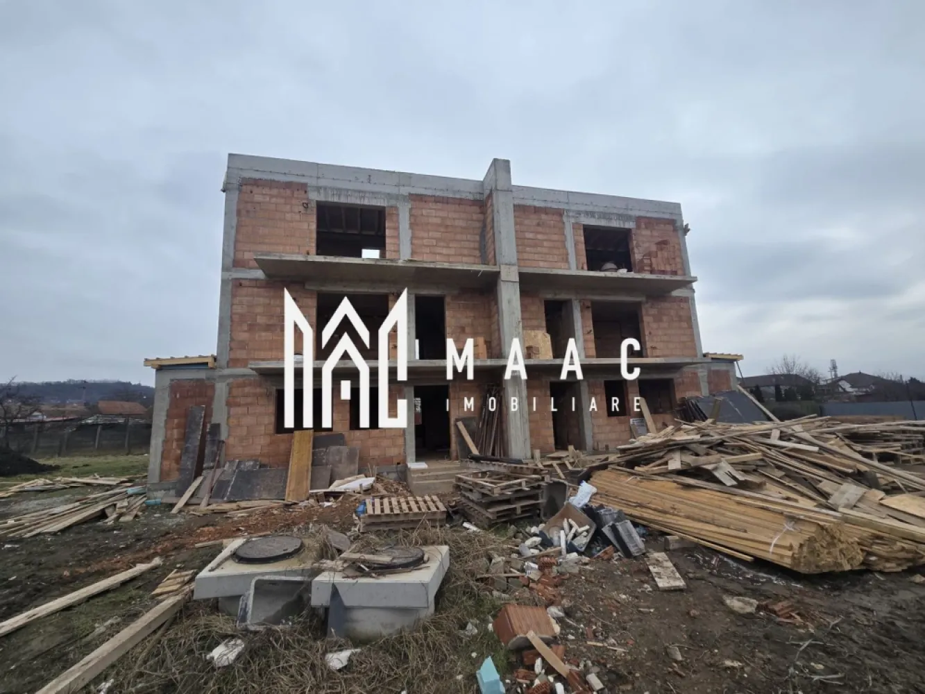Duplex modern | 4 camere | Zona Gusterita | Comision 0 - MAAC Imobiliare va propune spre vanzare o casa tip duplex cu 4 camere decomandate , 2 bai, terasa si cu un teren de 217 mp .

Casele se vor preda in vara anului 2026 , exteriorul la cheie iar la interior la alb cu centrala si incalzire in pardoseala.

Compartimentare:

- 4 camere
- 3 dormitoare decomandate fiecare cu iesire pe terasa
- bucatarie separata ( dispune de camara)
- living cu iesire pe terasa de 10 mp
- 2 bai

Beneficii:

- zona linisita de case
- total decomandat
- camere spatioase si luminoase
- terasa mare la etajul retras 25 mp
- instalatie pregatita pentru panouri fotovoltaice

Pentru mai multe detalii, vă rugăm să menționați ID: CP2993478.