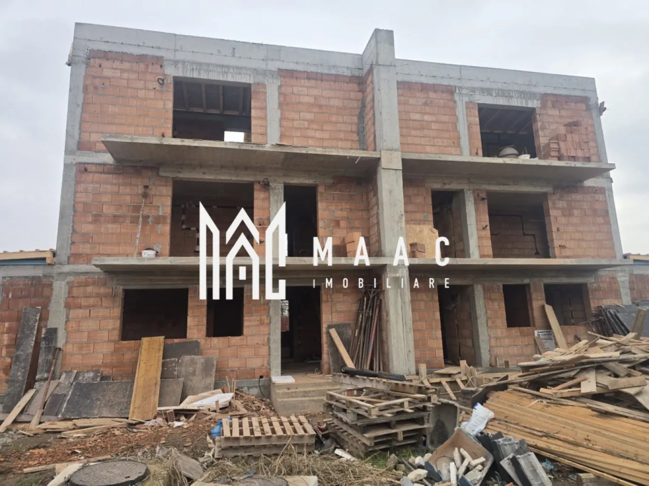 Duplex modern | 4 camere | Zona Gusterita | Comision 0 - MAAC Imobiliare va propune spre vanzare o casa tip duplex cu 4 camere decomandate , 2 bai, terasa si cu un teren de 217 mp .

Casele se vor preda in vara anului 2026 , exteriorul la cheie iar la interior la alb cu centrala si incalzire in pardoseala.

Compartimentare:

- 4 camere
- 3 dormitoare decomandate fiecare cu iesire pe terasa
- bucatarie separata ( dispune de camara)
- living cu iesire pe terasa de 10 mp
- 2 bai

Beneficii:

- zona linisita de case
- total decomandat
- camere spatioase si luminoase
- terasa mare la etajul retras 25 mp
- instalatie pregatita pentru panouri fotovoltaice

Pentru mai multe detalii, vă rugăm să menționați ID: CP2993478.