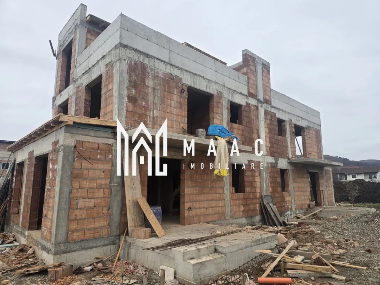 Duplex modern | 4 camere | Zona Gusterita | Comision 0 - MAAC Imobiliare va propune spre vanzare o casa tip duplex cu 4 camere decomandate , 2 bai, terasa si cu un teren de 217 mp .

Casele se vor preda in vara anului 2026 , exteriorul la cheie iar la interior la alb cu centrala si incalzire in pardoseala.

Compartimentare:

- 4 camere
- 3 dormitoare decomandate fiecare cu iesire pe terasa
- bucatarie separata ( dispune de camara)
- living cu iesire pe terasa de 10 mp
- 2 bai

Beneficii:

- zona linisita de case
- total decomandat
- camere spatioase si luminoase
- terasa mare la etajul retras 25 mp
- instalatie pregatita pentru panouri fotovoltaice

Pentru mai multe detalii, vă rugăm să menționați ID: CP2993478.