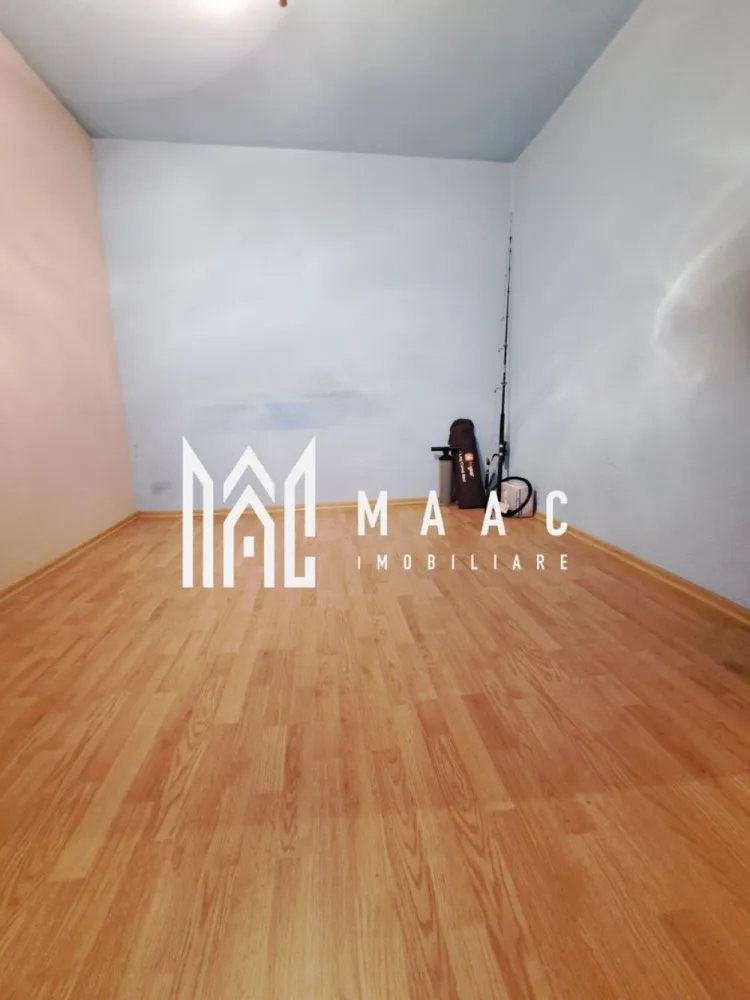 Apartament 2 camere | parter | Republicii | Nord | - MAAC IMOBILIARE vă propune spre vânzare un apartament cu 2 camere, situat la parter, pe strada Republicii din Râmnicu Vâlcea – o zonă intens circulată, cu vizibilitate excelentă și acces rapid către multiple puncte de interes. Apartamentul dispune de o compartimentare practică și funcțională, fiind prevăzut cu debara pe hol (între baie și bucătărie), ideală pentru depozitare suplimentară. Dotări și caracteristici: -tâmplărie PVC cu geam termopan la dormitor, bucătărie și balcon -balcon închis cu termopan -ușă metalică la intrare -apometre cu citire automată -debranșat de la sistemul centralizat de încălzire, oferind posibilitatea instalării unei centrale proprii Unul dintre principalele avantaje ale proprietății este poziționarea sa, chiar lângă strada principală, ceea ce îi conferă un potențial ridicat pentru transformarea în spațiu comercial (birou, cabinet, salon etc.), datorită vizibilității și accesului facil. Zona este foarte bine dezvoltată, având în imediata apropiere magazine, licee, precum și centre comerciale importante precum Lidl și Kaufland, ceea ce asigură confort și acces rapid la toate facilitățile necesare. Această proprietate reprezintă o oportunitate excelentă atât pentru locuință, cât și pentru investiție sau dezvoltarea unei afaceri. Pentru mai multe informații sau pentru programarea unei vizionări, echipa MAAC IMOBILIARE vă stă la dispoziție! ID: CP2994427 }}