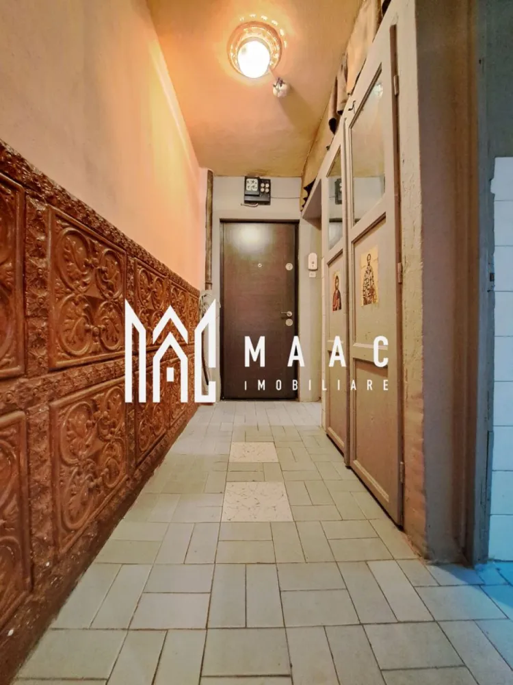 Apartament 2 camere | parter | Republicii | Nord | - MAAC IMOBILIARE vă propune spre vânzare un apartament cu 2 camere, situat la parter, pe strada Republicii din Râmnicu Vâlcea – o zonă intens circulată, cu vizibilitate excelentă și acces rapid către multiple puncte de interes. Apartamentul dispune de o compartimentare practică și funcțională, fiind prevăzut cu debara pe hol (între baie și bucătărie), ideală pentru depozitare suplimentară. Dotări și caracteristici: -tâmplărie PVC cu geam termopan la dormitor, bucătărie și balcon -balcon închis cu termopan -ușă metalică la intrare -apometre cu citire automată -debranșat de la sistemul centralizat de încălzire, oferind posibilitatea instalării unei centrale proprii Unul dintre principalele avantaje ale proprietății este poziționarea sa, chiar lângă strada principală, ceea ce îi conferă un potențial ridicat pentru transformarea în spațiu comercial (birou, cabinet, salon etc.), datorită vizibilității și accesului facil. Zona este foarte bine dezvoltată, având în imediata apropiere magazine, licee, precum și centre comerciale importante precum Lidl și Kaufland, ceea ce asigură confort și acces rapid la toate facilitățile necesare. Această proprietate reprezintă o oportunitate excelentă atât pentru locuință, cât și pentru investiție sau dezvoltarea unei afaceri. Pentru mai multe informații sau pentru programarea unei vizionări, echipa MAAC IMOBILIARE vă stă la dispoziție! ID: CP2994427 }}