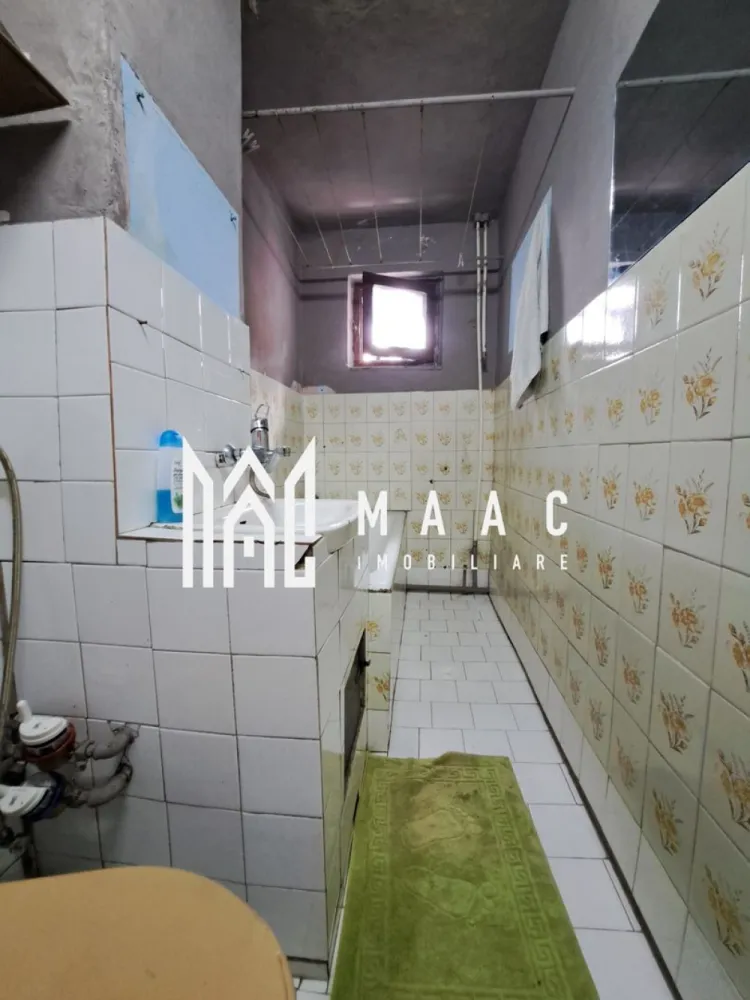 Apartament 2 camere | parter | Republicii | Nord | - MAAC IMOBILIARE vă propune spre vânzare un apartament cu 2 camere, situat la parter, pe strada Republicii din Râmnicu Vâlcea – o zonă intens circulată, cu vizibilitate excelentă și acces rapid către multiple puncte de interes. Apartamentul dispune de o compartimentare practică și funcțională, fiind prevăzut cu debara pe hol (între baie și bucătărie), ideală pentru depozitare suplimentară. Dotări și caracteristici: -tâmplărie PVC cu geam termopan la dormitor, bucătărie și balcon -balcon închis cu termopan -ușă metalică la intrare -apometre cu citire automată -debranșat de la sistemul centralizat de încălzire, oferind posibilitatea instalării unei centrale proprii Unul dintre principalele avantaje ale proprietății este poziționarea sa, chiar lângă strada principală, ceea ce îi conferă un potențial ridicat pentru transformarea în spațiu comercial (birou, cabinet, salon etc.), datorită vizibilității și accesului facil. Zona este foarte bine dezvoltată, având în imediata apropiere magazine, licee, precum și centre comerciale importante precum Lidl și Kaufland, ceea ce asigură confort și acces rapid la toate facilitățile necesare. Această proprietate reprezintă o oportunitate excelentă atât pentru locuință, cât și pentru investiție sau dezvoltarea unei afaceri. Pentru mai multe informații sau pentru programarea unei vizionări, echipa MAAC IMOBILIARE vă stă la dispoziție! ID: CP2994427 }}