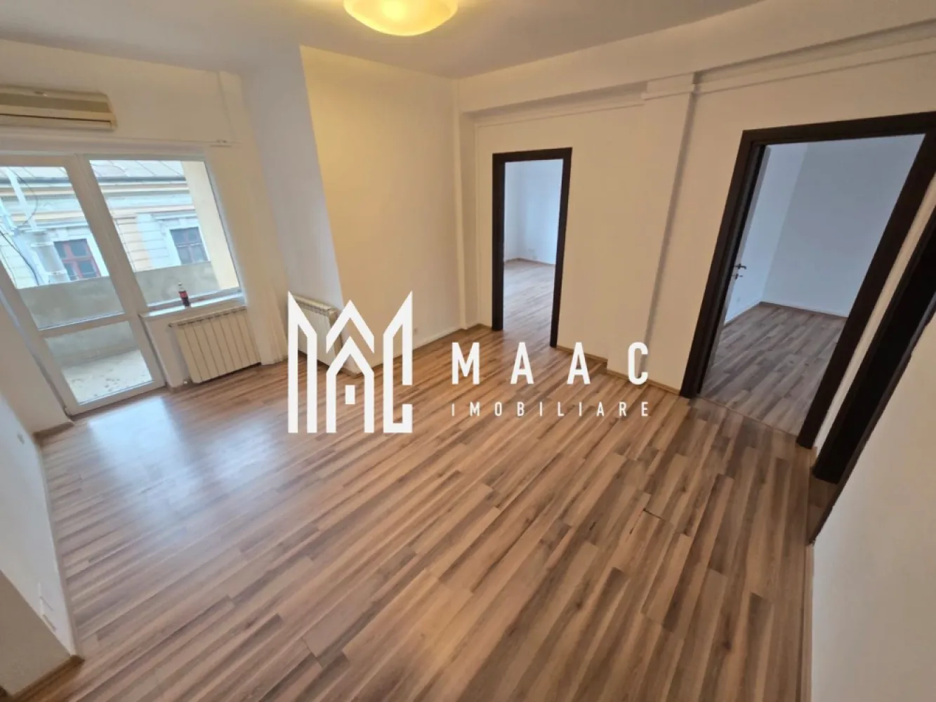 Apartament 4 camere | Decomandat | Calea Mosilor - Bucuresti - MAAC Imobiliare va propune spre vanzare un apartament cu 4 camere situat la etajul 2 in Bucuresti strada Calea Mosilor. Beneficii: - etaj 2 bloc cu lift - suprafata utila 105 mp - 4 camere - 2 bai - 2 balcoane - 3 aer conditionat - boxa la subsol - apartamentul se preda exact ca in poze , la cheie Pretul de vanzare al apartamentului este de 185.000 euro ( este pe firma, TVA inclus ) Pentru mai multe informatii sau pentru a programa o vizionare, va rugam specificati ID: CP2993403 }}