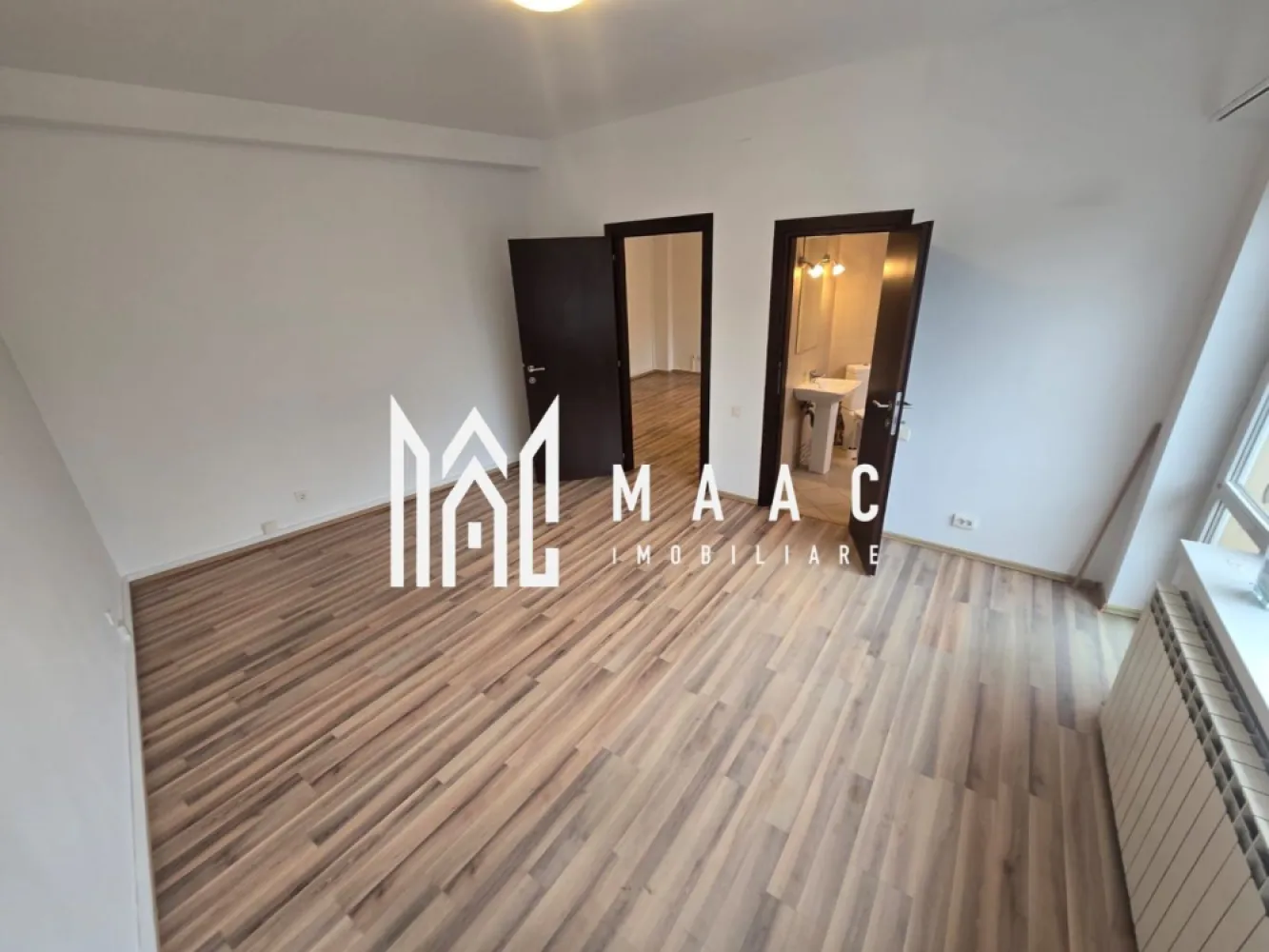 Apartament 4 camere | Decomandat | Calea Mosilor - Bucuresti - MAAC Imobiliare va propune spre vanzare un apartament cu 4 camere situat la etajul 2 in Bucuresti strada Calea Mosilor. Beneficii: - etaj 2 bloc cu lift - suprafata utila 105 mp - 4 camere - 2 bai - 2 balcoane - 3 aer conditionat - boxa la subsol - apartamentul se preda exact ca in poze , la cheie Pretul de vanzare al apartamentului este de 185.000 euro ( este pe firma, TVA inclus ) Pentru mai multe informatii sau pentru a programa o vizionare, va rugam specificati ID: CP2993403 }}