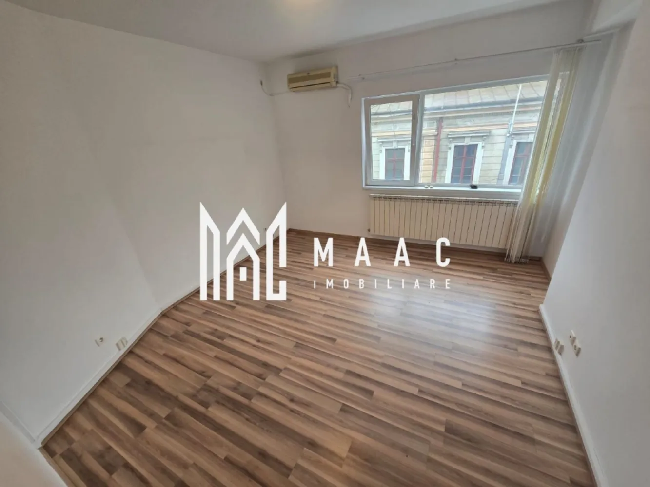 Apartament 4 camere | Decomandat | Calea Mosilor - Bucuresti - MAAC Imobiliare va propune spre vanzare un apartament cu 4 camere situat la etajul 2 in Bucuresti strada Calea Mosilor. Beneficii: - etaj 2 bloc cu lift - suprafata utila 105 mp - 4 camere - 2 bai - 2 balcoane - 3 aer conditionat - boxa la subsol - apartamentul se preda exact ca in poze , la cheie Pretul de vanzare al apartamentului este de 185.000 euro ( este pe firma, TVA inclus ) Pentru mai multe informatii sau pentru a programa o vizionare, va rugam specificati ID: CP2993403 }}