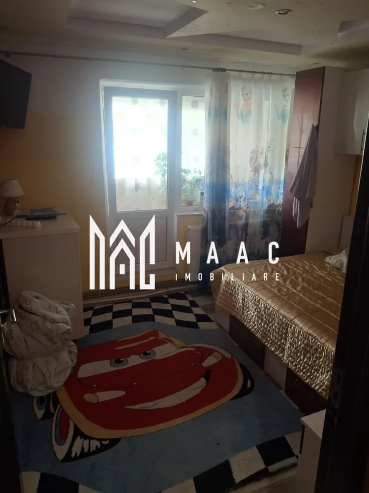 Apartament 2 camere | parter | mobilat si utilat | centrala termica - MAAC IMOBILIARE vă propune spre vânzare un apartament cu 2 camere, situat la parterul unui bloc bine întreținut, anvelopat termic, în zona Petrișor din Râmnicu Vâlcea – o zonă apreciată pentru liniște, siguranță și accesibilitate. Locuința dispune de o compartimentare practică și eficientă, oferind un spațiu confortabil și bine organizat. Apartamentul a fost renovat integral, fiind pregătit pentru mutare imediată, fără a necesita investiții suplimentare. Printre dotările și avantajele proprietății se numără: -centrală termică proprie pe gaz, ce asigură un control optim al temperaturii și costuri reduse de întreținere pe timp de iarnă -tâmplărie PVC cu geam termopan, pentru un plus de confort termic și fonic -bloc anvelopat termic, contribuind semnificativ la eficiența energetică -balcon închis, prevăzut cu calorifer, ideal pentru a fi utilizat ca spațiu suplimentar pe tot parcursul anului -poziționare la parter, oferind acces facil, potrivit inclusiv pentru familii cu copii sau persoane în vârstă Imobilul este amplasat într-o zonă foarte liniștită, ferită de agitația urbană, dar totodată cu acces rapid către puncte de interes. În imediata apropiere se află parc și loc de joacă pentru copii, ceea ce face proprietatea ideală pentru familii. Datorită poziționării, dotărilor și costurilor reduse de întreținere, acest apartament reprezintă o alegere excelentă atât pentru locuință personală, cât și pentru investiție. Pentru mai multe detalii sau pentru programarea unei vizionări, echipa MAAC IMOBILIARE vă stă la dispoziție! ID: CP2994388 }}
