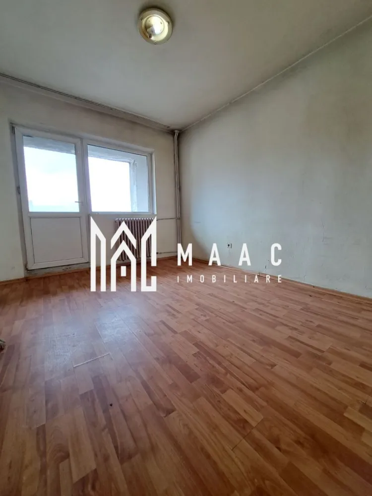 Garsoniera confort 1 | etaj 3 | central | Regina Maria | - MAAC IMOBILIARE vă propune spre vânzare o garsonieră confort 1, situată la etajul 3 al unui imobil amplasat central, pe strada Regina Maria – o locație excelentă, cu acces facil către toate punctele de interes ale orașului. Proprietatea dispune de o suprafață utilă de 25 mp, la care se adaugă un balcon deschis, ideal pentru momente de relaxare. Garsoniera este compartimentată eficient și beneficiază de debara pe hol, oferind spațiu suplimentar pentru depozitare. Locuința este dotată cu geam termopan cu deschidere către balcon, asigurând o bună iluminare naturală. Garsoniera se prezintă în stare nerenovată, ceea ce oferă viitorului proprietar oportunitatea de a o amenaja și personaliza după propriul gust și necesități. Datorită poziționării centrale, această proprietate reprezintă o alegere excelentă atât pentru locuință personală, cât și pentru investiție, având potențial ridicat de închiriere. Pentru mai multe informații sau pentru programarea unei vizionări, echipa MAAC IMOBILIARE vă stă la dispoziție! ID: CP2994409 }}