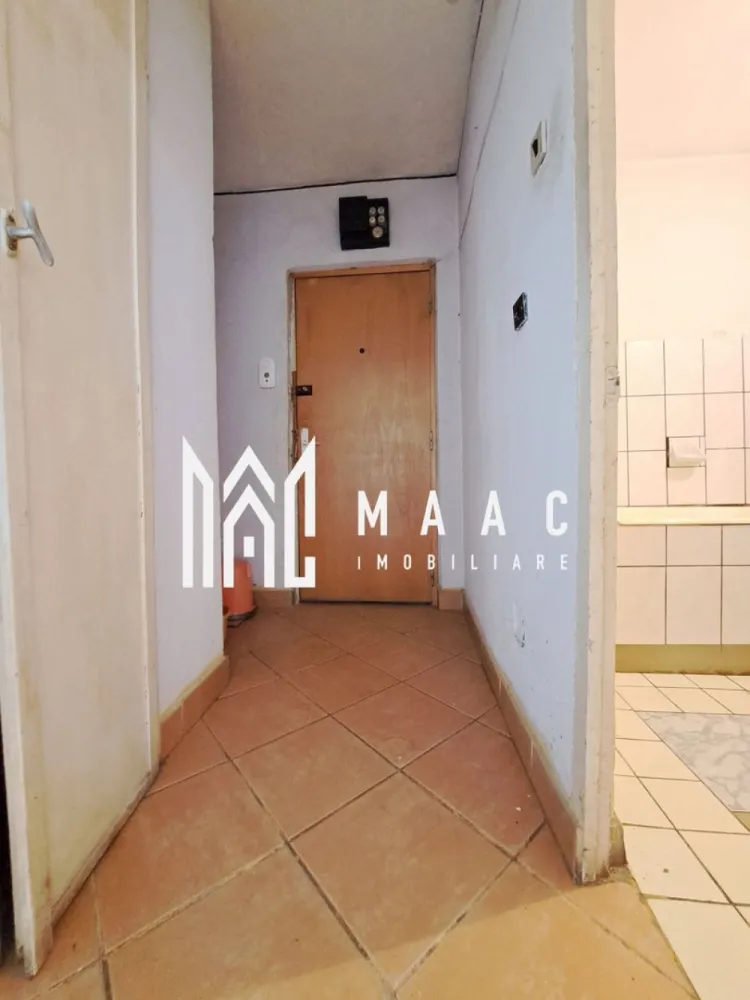 Garsoniera confort 1 | etaj 3 | central | Regina Maria | - MAAC IMOBILIARE vă propune spre vânzare o garsonieră confort 1, situată la etajul 3 al unui imobil amplasat central, pe strada Regina Maria – o locație excelentă, cu acces facil către toate punctele de interes ale orașului. Proprietatea dispune de o suprafață utilă de 25 mp, la care se adaugă un balcon deschis, ideal pentru momente de relaxare. Garsoniera este compartimentată eficient și beneficiază de debara pe hol, oferind spațiu suplimentar pentru depozitare. Locuința este dotată cu geam termopan cu deschidere către balcon, asigurând o bună iluminare naturală. Garsoniera se prezintă în stare nerenovată, ceea ce oferă viitorului proprietar oportunitatea de a o amenaja și personaliza după propriul gust și necesități. Datorită poziționării centrale, această proprietate reprezintă o alegere excelentă atât pentru locuință personală, cât și pentru investiție, având potențial ridicat de închiriere. Pentru mai multe informații sau pentru programarea unei vizionări, echipa MAAC IMOBILIARE vă stă la dispoziție! ID: CP2994409 }}