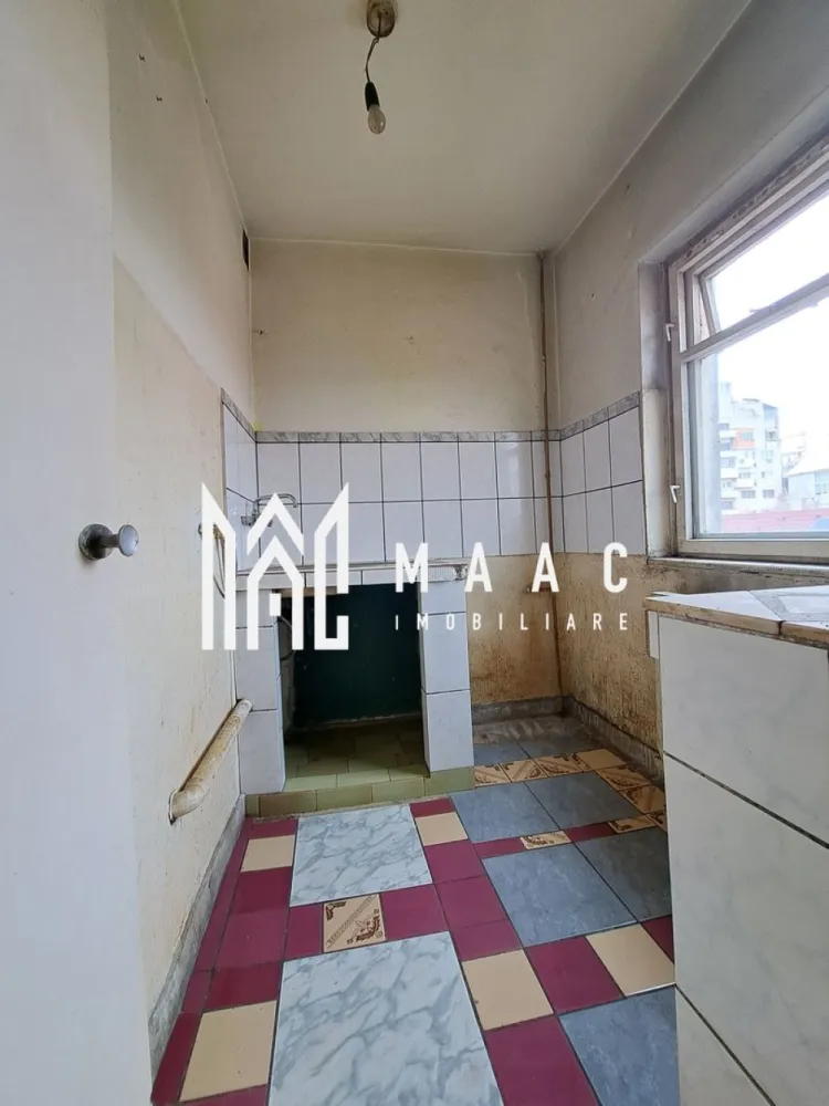Garsoniera confort 1 | etaj 3 | central | Regina Maria | - MAAC IMOBILIARE vă propune spre vânzare o garsonieră confort 1, situată la etajul 3 al unui imobil amplasat central, pe strada Regina Maria – o locație excelentă, cu acces facil către toate punctele de interes ale orașului. Proprietatea dispune de o suprafață utilă de 25 mp, la care se adaugă un balcon deschis, ideal pentru momente de relaxare. Garsoniera este compartimentată eficient și beneficiază de debara pe hol, oferind spațiu suplimentar pentru depozitare. Locuința este dotată cu geam termopan cu deschidere către balcon, asigurând o bună iluminare naturală. Garsoniera se prezintă în stare nerenovată, ceea ce oferă viitorului proprietar oportunitatea de a o amenaja și personaliza după propriul gust și necesități. Datorită poziționării centrale, această proprietate reprezintă o alegere excelentă atât pentru locuință personală, cât și pentru investiție, având potențial ridicat de închiriere. Pentru mai multe informații sau pentru programarea unei vizionări, echipa MAAC IMOBILIARE vă stă la dispoziție! ID: CP2994409 }}