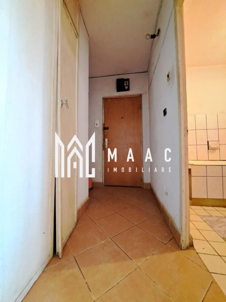 Garsoniera confort 1 | etaj 3 | central | Regina Maria | - MAAC IMOBILIARE vă propune spre vânzare o garsonieră confort 1, situată la etajul 3 al unui imobil amplasat central, pe strada Regina Maria – o locație excelentă, cu acces facil către toate punctele de interes ale orașului. Proprietatea dispune de o suprafață utilă de 25 mp, la care se adaugă un balcon deschis, ideal pentru momente de relaxare. Garsoniera este compartimentată eficient și beneficiază de debara pe hol, oferind spațiu suplimentar pentru depozitare. Locuința este dotată cu geam termopan cu deschidere către balcon, asigurând o bună iluminare naturală. Garsoniera se prezintă în stare nerenovată, ceea ce oferă viitorului proprietar oportunitatea de a o amenaja și personaliza după propriul gust și necesități. Datorită poziționării centrale, această proprietate reprezintă o alegere excelentă atât pentru locuință personală, cât și pentru investiție, având potențial ridicat de închiriere. Pentru mai multe informații sau pentru programarea unei vizionări, echipa MAAC IMOBILIARE vă stă la dispoziție! ID: CP2994409 }}