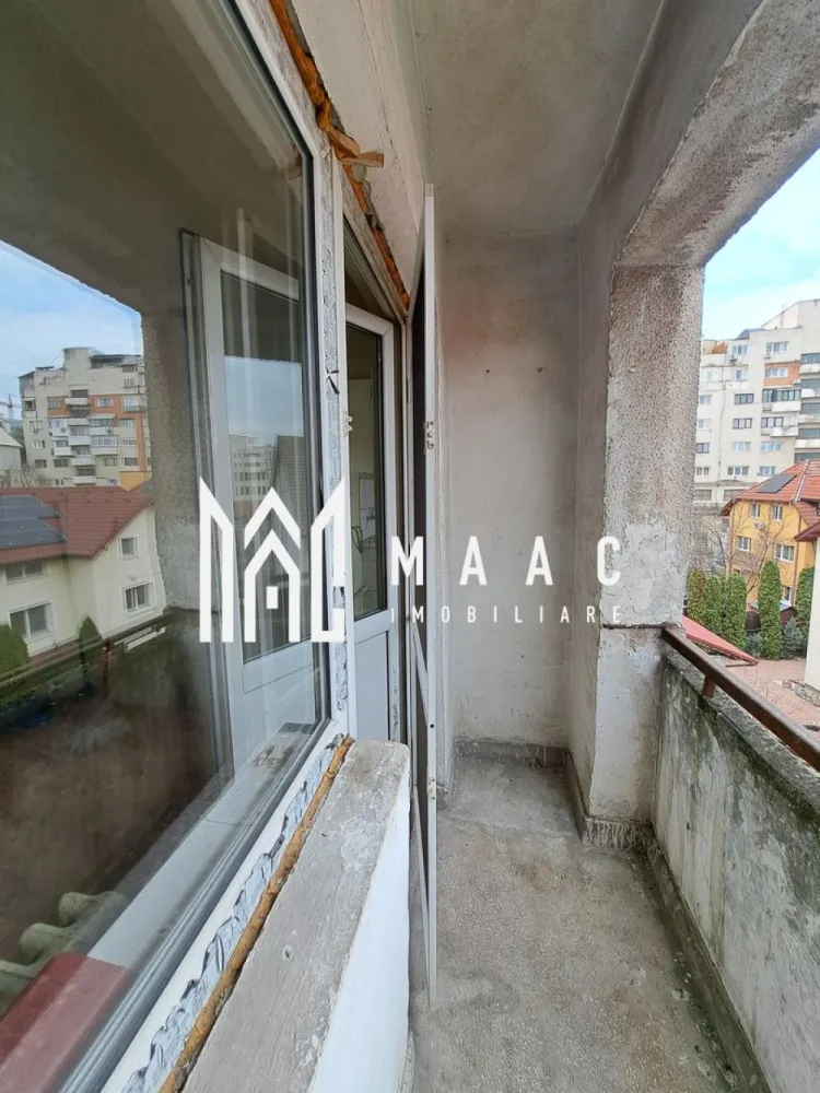 Garsoniera confort 1 | etaj 3 | central | Regina Maria | - MAAC IMOBILIARE vă propune spre vânzare o garsonieră confort 1, situată la etajul 3 al unui imobil amplasat central, pe strada Regina Maria – o locație excelentă, cu acces facil către toate punctele de interes ale orașului. Proprietatea dispune de o suprafață utilă de 25 mp, la care se adaugă un balcon deschis, ideal pentru momente de relaxare. Garsoniera este compartimentată eficient și beneficiază de debara pe hol, oferind spațiu suplimentar pentru depozitare. Locuința este dotată cu geam termopan cu deschidere către balcon, asigurând o bună iluminare naturală. Garsoniera se prezintă în stare nerenovată, ceea ce oferă viitorului proprietar oportunitatea de a o amenaja și personaliza după propriul gust și necesități. Datorită poziționării centrale, această proprietate reprezintă o alegere excelentă atât pentru locuință personală, cât și pentru investiție, având potențial ridicat de închiriere. Pentru mai multe informații sau pentru programarea unei vizionări, echipa MAAC IMOBILIARE vă stă la dispoziție! ID: CP2994409 }}