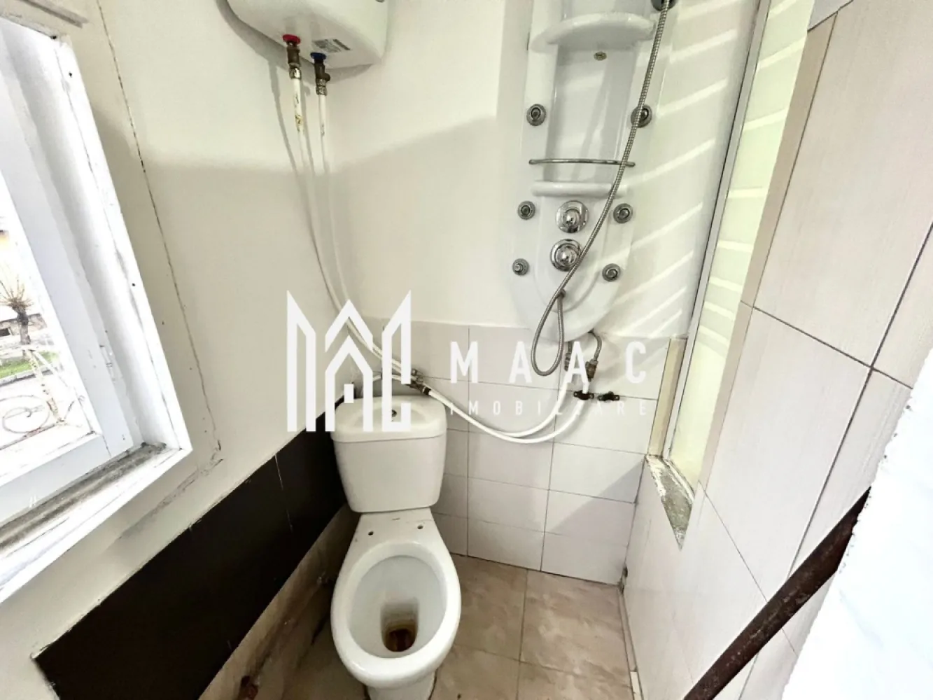 Garsonieră 12 MP | Etaj 1 | Cisnădie | Ideală pentru Investiție - MAAC Imobiliare vă prezintă spre vânzare o garsonieră compactă de 12 mp, situată în Cisnădie, într-o zonă liniștită de case, ideală pentru cei care doresc un spațiu accesibil și ușor de întreținut. Caracteristici principale: Suprafață: 12 mp Localizare: Zonă de case, ferită de agitație, în apropiere de puncte de interes din Cisnădie Etaj: 1 din 4 Stare: Nemobilată – oferă posibilitatea de amenajare după propriul gust Baie proprie în incintă Încălzire: pe calorifer electric Avantaje: Costuri de întreținere foarte reduse Potrivită ca locuință personală, garsonieră pentru studenți sau investiție pentru închiriere Zonă liniștită, cu acces facil către magazine, transport și alte facilități Garsoniera reprezintă o opțiune excelentă pentru cei care caută un spațiu mic, practic și eficient, cu posibilitatea de a-l transforma într-un loc modern și confortabil. Pentru mai multe detalii sau pentru a programa o vizionare, te rugăm să ne contactezi, specificând ID: CP2822421 }}