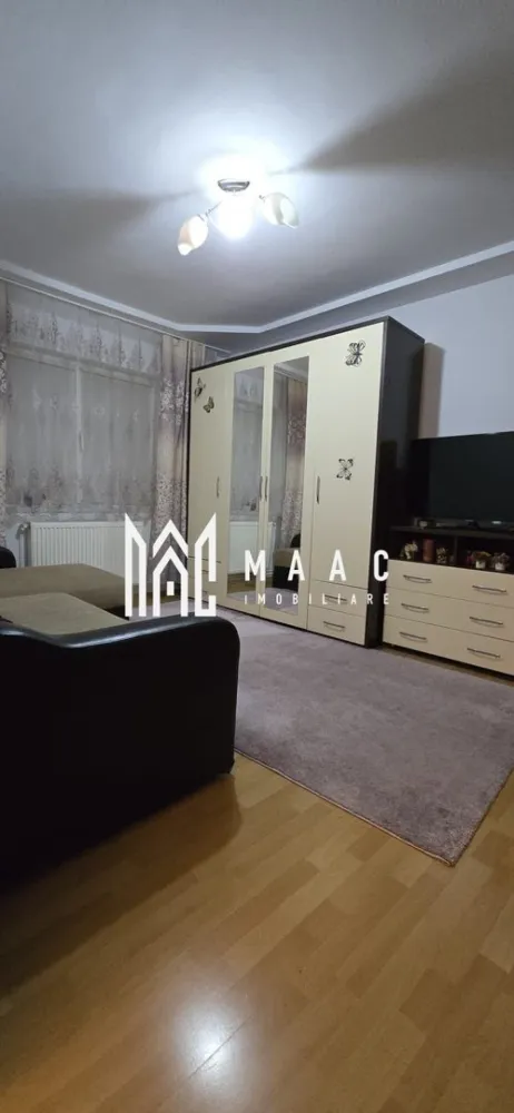 Apartament 2 Camere I Etaj 4/5 I Zona Vasile Aaron - Se oferă spre vânzare un apartament practic și bine poziționat, cu o suprafață de 36 mp, situat la etajul 4 din 5 (fără lift), ideal pentru locuit sau investiție. Detalii principale: suprafață utilă: 36 mp etaj: 4 / 5 fără balcon (acces la uscătorie pe etaj) încălzire pe gaz apartament călduros, cu costuri reduse de întreținere Compartimentare: bucătărie separată cameră spațioasă baie hol Dotări: se vinde mobilat și utilat mașină de spălat frigider mobilier inclus Avantaje: poziționare excelentă, cu acces rapid la toate facilitățile la doar 2 minute de supermarketuri, piață, parcuri, bănci școli și grădinițe în apropiere stații de autobuz la câțiva pași acces rapid către autostradă (aprox. 5 minute) Ideal pentru locuință proprie Potrivit pentru investiție (închiriere rapidă) Costuri mici de întreținere Pentru informati si vizionare: CP2959415 }}