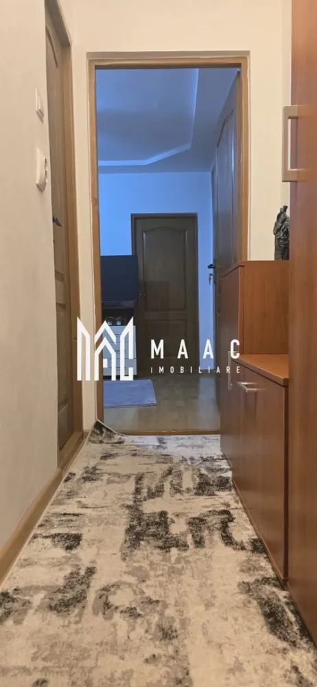 Apartament 2 Camere I Etaj 4/5 I Zona Vasile Aaron - Se oferă spre vânzare un apartament practic și bine poziționat, cu o suprafață de 36 mp, situat la etajul 4 din 5 (fără lift), ideal pentru locuit sau investiție. Detalii principale: suprafață utilă: 36 mp etaj: 4 / 5 fără balcon (acces la uscătorie pe etaj) încălzire pe gaz apartament călduros, cu costuri reduse de întreținere Compartimentare: bucătărie separată cameră spațioasă baie hol Dotări: se vinde mobilat și utilat mașină de spălat frigider mobilier inclus Avantaje: poziționare excelentă, cu acces rapid la toate facilitățile la doar 2 minute de supermarketuri, piață, parcuri, bănci școli și grădinițe în apropiere stații de autobuz la câțiva pași acces rapid către autostradă (aprox. 5 minute) Ideal pentru locuință proprie Potrivit pentru investiție (închiriere rapidă) Costuri mici de întreținere Pentru informati si vizionare: CP2959415 }}