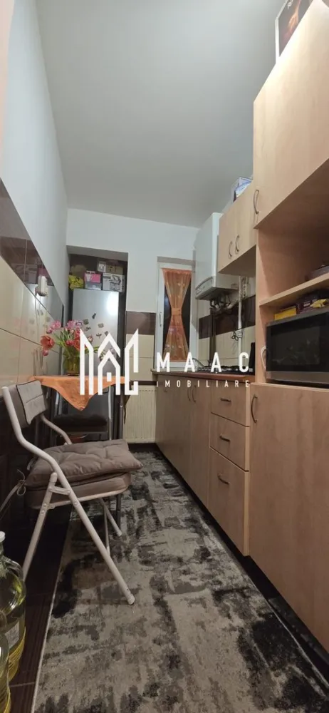 Apartament 2 Camere I Etaj 4/5 I Zona Vasile Aaron - Se oferă spre vânzare un apartament practic și bine poziționat, cu o suprafață de 36 mp, situat la etajul 4 din 5 (fără lift), ideal pentru locuit sau investiție. Detalii principale: suprafață utilă: 36 mp etaj: 4 / 5 fără balcon (acces la uscătorie pe etaj) încălzire pe gaz apartament călduros, cu costuri reduse de întreținere Compartimentare: bucătărie separată cameră spațioasă baie hol Dotări: se vinde mobilat și utilat mașină de spălat frigider mobilier inclus Avantaje: poziționare excelentă, cu acces rapid la toate facilitățile la doar 2 minute de supermarketuri, piață, parcuri, bănci școli și grădinițe în apropiere stații de autobuz la câțiva pași acces rapid către autostradă (aprox. 5 minute) Ideal pentru locuință proprie Potrivit pentru investiție (închiriere rapidă) Costuri mici de întreținere Pentru informati si vizionare: CP2959415 }}