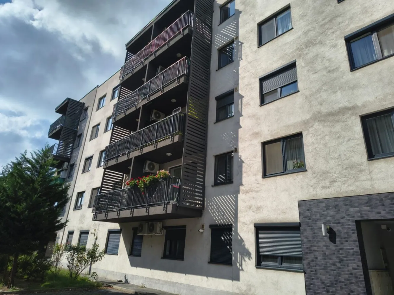 Chirie, 2 camere, Calea Aradului. 400 e/lună. Comision 0 - De inchiriat: apartament 2 camere, Prima Residence, Calea Aradului (str. Nicolae Bolcas, langa Rompetrol), etaj 1, mobilat si utilat complet. 400 E/luna. Comision 0. Disponibil de la 1 aprilie 2026. Apartamentul se inchiriaza pe termen lung, complet mobilat si utilat, conform fotografiilor. Este decomandat, compus din hol, living cu balcon, dormitor, bucatarie, baie. Incalzire: centrala proprie cu gaz. Se solicita garantie o luna de chirie. }}