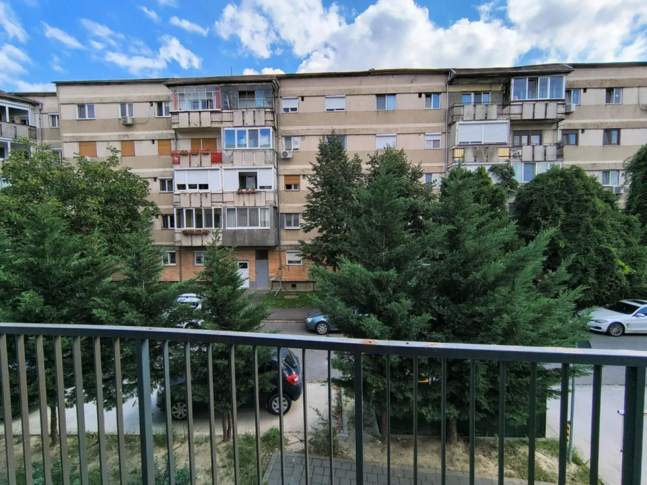 Chirie, 2 camere, Calea Aradului. 400 e/lună. Comision 0 - De inchiriat: apartament 2 camere, Prima Residence, Calea Aradului (str. Nicolae Bolcas, langa Rompetrol), etaj 1, mobilat si utilat complet. 400 E/luna. Comision 0. Disponibil de la 1 aprilie 2026. Apartamentul se inchiriaza pe termen lung, complet mobilat si utilat, conform fotografiilor. Este decomandat, compus din hol, living cu balcon, dormitor, bucatarie, baie. Incalzire: centrala proprie cu gaz. Se solicita garantie o luna de chirie. }}