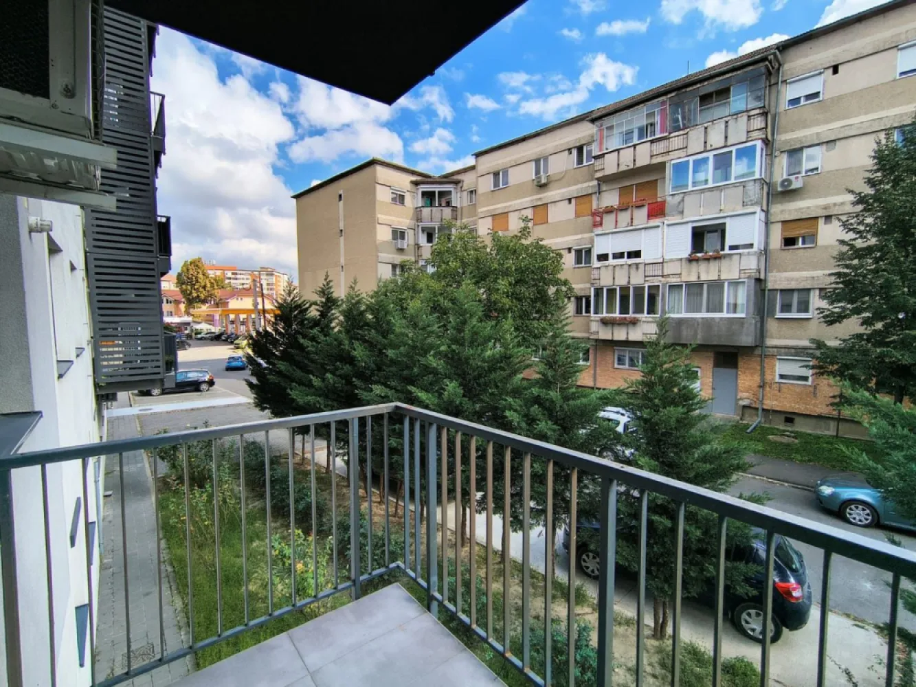 Chirie, 2 camere, Calea Aradului. 400 e/lună. Comision 0 - De inchiriat: apartament 2 camere, Prima Residence, Calea Aradului (str. Nicolae Bolcas, langa Rompetrol), etaj 1, mobilat si utilat complet. 400 E/luna. Comision 0. Disponibil de la 1 aprilie 2026. Apartamentul se inchiriaza pe termen lung, complet mobilat si utilat, conform fotografiilor. Este decomandat, compus din hol, living cu balcon, dormitor, bucatarie, baie. Incalzire: centrala proprie cu gaz. Se solicita garantie o luna de chirie. }}