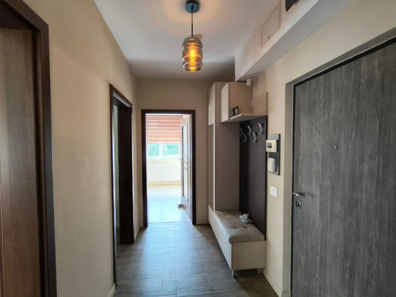 Chirie, 2 camere, Calea Aradului. 400 e/lună. Comision 0 - De inchiriat: apartament 2 camere, Prima Residence, Calea Aradului (str. Nicolae Bolcas, langa Rompetrol), etaj 1, mobilat si utilat complet. 400 E/luna. Comision 0. Disponibil de la 1 aprilie 2026. Apartamentul se inchiriaza pe termen lung, complet mobilat si utilat, conform fotografiilor. Este decomandat, compus din hol, living cu balcon, dormitor, bucatarie, baie. Incalzire: centrala proprie cu gaz. Se solicita garantie o luna de chirie. }}