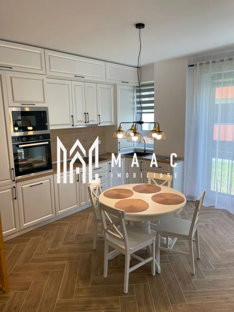 Apartament 3 camere | Decomandat | 84 mp | Balanta Residence - MAAC Imobiliare vă propune spre închiriere un apartament elegant cu 3 camere, situat într-unul dintre cele mai apreciate ansambluri rezidențiale din Sibiu – Balanța Residence. Locuința este amplasată la parter înalt al unui imobil modern prevăzut cu lift, construit cu accent pe confort și eficiență energetică, beneficiind de izolație termică și fonică de calitate. Apartamentul are o suprafață utilă de 84 mp, la care se adaugă o terasă generoasă de 10 mp, perfectă pentru momentele de relaxare în aer liber. Compartimentare și dotări: Proprietatea este amenajată cu bun gust, într-un stil elegant și funcțional, oferind un spațiu luminos și primitor: Living spațios cu zonă de dining, perfect pentru relaxare sau pentru momente petrecute alături de familie Bucătărie open-space complet mobilată și utilată, dotată cu electrocasnice moderne 2 dormitoare confortabile, unul dintre ele cu acces direct pe terasă Baie principală spațioasă, prevăzută cu fereastră pentru aerisire naturală și cabină de duș walk-in Baie de serviciu Terasă de 10 mp, ideală pentru cafeaua de dimineață sau seri liniștite Confort și facilități: Apartamentul este complet mobilat și utilat, beneficiind de dotări moderne precum: Încălzire în pardoseală Ferestre PVC cu 3 foi de sticlă pentru izolare termică și fonică optimă Smart TV Mașină de spălat vase Mașină de spălat rufe Combină frigorifică Plită, cuptor și hotă Parcare Proprietatea include 1 loc de parcare suprateran. Opțional, se poate închiria un al doilea loc de parcare subteran la prețul de 50 Euro/lună. Localizare: Apartamentul este situat în Balanța Residence, un complex rezidențial modern, amplasat într-o zonă centrală și liniștită a Sibiului, cu acces rapid către numeroase puncte de interes: Centrul Istoric Spitalul Județean Promenada Mall școli și facultăți supermarketuri bănci și farmacii Preț 700 Euro / lună Apartamentul se închiriază complet mobilat și utilat. Nu se acceptă animale de companie. Perioada minimă de închiriere: 12 luni. Nu se acceptă copii sub 12 ani. Se percepe garantie in cuantumul unei chirii. Contactați MAAC Imobiliare pentru mai multe detalii sau pentru programarea unei vizionări. Echipa noastră vă stă cu drag la dispoziție! CP2993379 }}