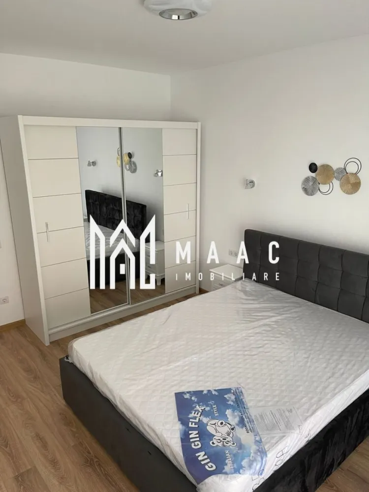 Apartament 3 camere | Decomandat | 84 mp | Balanta Residence - MAAC Imobiliare vă propune spre închiriere un apartament elegant cu 3 camere, situat într-unul dintre cele mai apreciate ansambluri rezidențiale din Sibiu – Balanța Residence. Locuința este amplasată la parter înalt al unui imobil modern prevăzut cu lift, construit cu accent pe confort și eficiență energetică, beneficiind de izolație termică și fonică de calitate. Apartamentul are o suprafață utilă de 84 mp, la care se adaugă o terasă generoasă de 10 mp, perfectă pentru momentele de relaxare în aer liber. Compartimentare și dotări: Proprietatea este amenajată cu bun gust, într-un stil elegant și funcțional, oferind un spațiu luminos și primitor: Living spațios cu zonă de dining, perfect pentru relaxare sau pentru momente petrecute alături de familie Bucătărie open-space complet mobilată și utilată, dotată cu electrocasnice moderne 2 dormitoare confortabile, unul dintre ele cu acces direct pe terasă Baie principală spațioasă, prevăzută cu fereastră pentru aerisire naturală și cabină de duș walk-in Baie de serviciu Terasă de 10 mp, ideală pentru cafeaua de dimineață sau seri liniștite Confort și facilități: Apartamentul este complet mobilat și utilat, beneficiind de dotări moderne precum: Încălzire în pardoseală Ferestre PVC cu 3 foi de sticlă pentru izolare termică și fonică optimă Smart TV Mașină de spălat vase Mașină de spălat rufe Combină frigorifică Plită, cuptor și hotă Parcare Proprietatea include 1 loc de parcare suprateran. Opțional, se poate închiria un al doilea loc de parcare subteran la prețul de 50 Euro/lună. Localizare: Apartamentul este situat în Balanța Residence, un complex rezidențial modern, amplasat într-o zonă centrală și liniștită a Sibiului, cu acces rapid către numeroase puncte de interes: Centrul Istoric Spitalul Județean Promenada Mall școli și facultăți supermarketuri bănci și farmacii Preț 700 Euro / lună Apartamentul se închiriază complet mobilat și utilat. Nu se acceptă animale de companie. Perioada minimă de închiriere: 12 luni. Nu se acceptă copii sub 12 ani. Se percepe garantie in cuantumul unei chirii. Contactați MAAC Imobiliare pentru mai multe detalii sau pentru programarea unei vizionări. Echipa noastră vă stă cu drag la dispoziție! CP2993379 }}