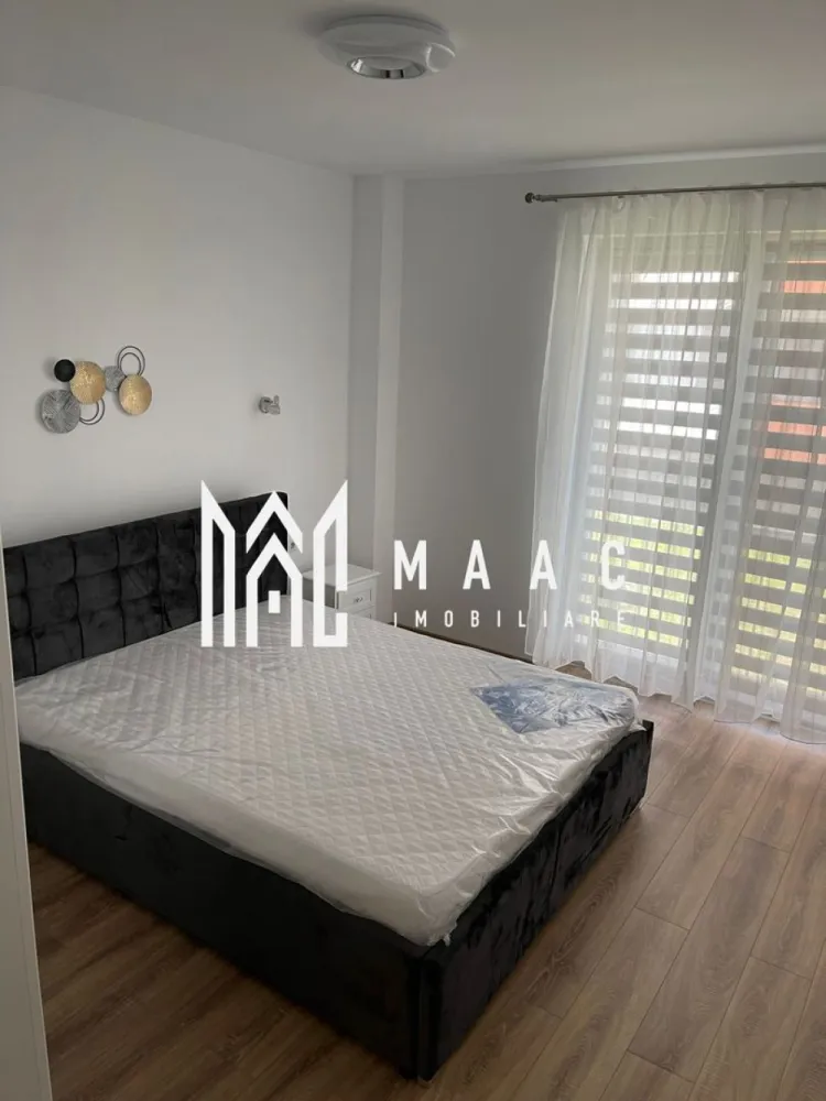 Apartament 3 camere | Decomandat | 84 mp | Balanta Residence - MAAC Imobiliare vă propune spre închiriere un apartament elegant cu 3 camere, situat într-unul dintre cele mai apreciate ansambluri rezidențiale din Sibiu – Balanța Residence. Locuința este amplasată la parter înalt al unui imobil modern prevăzut cu lift, construit cu accent pe confort și eficiență energetică, beneficiind de izolație termică și fonică de calitate. Apartamentul are o suprafață utilă de 84 mp, la care se adaugă o terasă generoasă de 10 mp, perfectă pentru momentele de relaxare în aer liber. Compartimentare și dotări: Proprietatea este amenajată cu bun gust, într-un stil elegant și funcțional, oferind un spațiu luminos și primitor: Living spațios cu zonă de dining, perfect pentru relaxare sau pentru momente petrecute alături de familie Bucătărie open-space complet mobilată și utilată, dotată cu electrocasnice moderne 2 dormitoare confortabile, unul dintre ele cu acces direct pe terasă Baie principală spațioasă, prevăzută cu fereastră pentru aerisire naturală și cabină de duș walk-in Baie de serviciu Terasă de 10 mp, ideală pentru cafeaua de dimineață sau seri liniștite Confort și facilități: Apartamentul este complet mobilat și utilat, beneficiind de dotări moderne precum: Încălzire în pardoseală Ferestre PVC cu 3 foi de sticlă pentru izolare termică și fonică optimă Smart TV Mașină de spălat vase Mașină de spălat rufe Combină frigorifică Plită, cuptor și hotă Parcare Proprietatea include 1 loc de parcare suprateran. Opțional, se poate închiria un al doilea loc de parcare subteran la prețul de 50 Euro/lună. Localizare: Apartamentul este situat în Balanța Residence, un complex rezidențial modern, amplasat într-o zonă centrală și liniștită a Sibiului, cu acces rapid către numeroase puncte de interes: Centrul Istoric Spitalul Județean Promenada Mall școli și facultăți supermarketuri bănci și farmacii Preț 700 Euro / lună Apartamentul se închiriază complet mobilat și utilat. Nu se acceptă animale de companie. Perioada minimă de închiriere: 12 luni. Nu se acceptă copii sub 12 ani. Se percepe garantie in cuantumul unei chirii. Contactați MAAC Imobiliare pentru mai multe detalii sau pentru programarea unei vizionări. Echipa noastră vă stă cu drag la dispoziție! CP2993379 }}