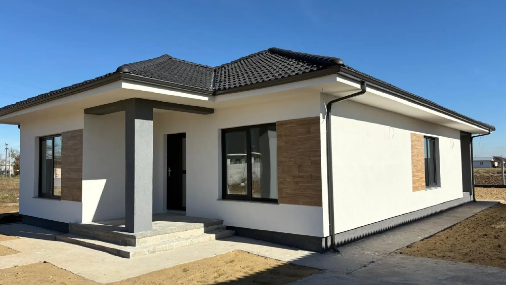 Casa Santandrei, 159 000 E (neg). Comision 0. - De vânzare: casă nouă, parter – Sântandrei | Teren 553 mp. 159 000 E (neg). Comision 0. O casă premium, proiectată inteligent – îmbină eleganța, funcționalitatea și confortul modern. Ideală pentru familii care apreciază calitatea și liniștea, fără a renunța la accesul rapid către oraș. Suprafață construită: 137 mp Suprafață utilă: 100 mp plus terase. Teren: 553 mp 3 dormitoare 2 băi Living generos cu bucatarie open space Camara Parcare auto Acces pod Terasă acoperită Detalii tehnice: • Construcție din cărămidă Porotherm • Tencuiala mecanizata, 3 randuri de glet , lavabila alba , sapa mecanizata • Incalzire in pardoseala in toata casa • Instalatie electrica, cablaj racord tras pentru rolete electrice, AC, camere video, fibra in fiecare incapere, etc • Izolație cu spumă poliuretanică • Izolatie cu polistiren de 10cm eps 80, si cu polistiren extrudat de 3 cm pe elevatie • Pazia din vidiwall • Tâmplărie Salamander – 3 foi de sticlă, 6 camere • Glafuri din granit • Acoperiș de calitate superioară, cu jgheaburi și burlane aluminiu racordate la drenaj subtreran • Trotuare, loc de parcare , gard • Utilități complete: gaz, apă, canalizare, curent electric, fibră optică Sistem panouri fotovoltaice 5 kw, invertor 6 kw Locație & avantaje: • Zonă rezidențială liniștită, cu acces facil către Oradea • Pistă de biciclete, centura Santandrei și stație tram-tren în apropiere • Drumuri amenajate și vecinătăți selecte Contact: 0751 254 234 Flavius Bunoiu }}