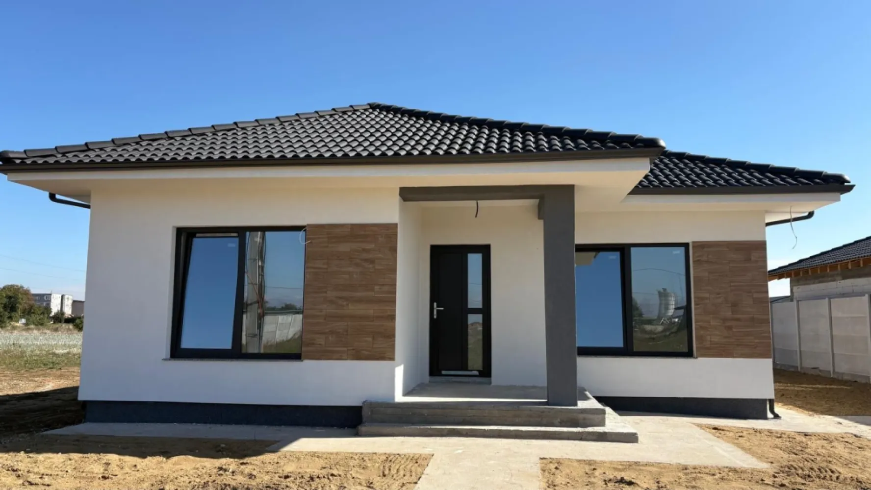 Casa Santandrei, 159 000 E (neg). Comision 0. - De vânzare: casă nouă, parter – Sântandrei | Teren 553 mp. 159 000 E (neg). Comision 0. O casă premium, proiectată inteligent – îmbină eleganța, funcționalitatea și confortul modern. Ideală pentru familii care apreciază calitatea și liniștea, fără a renunța la accesul rapid către oraș. Suprafață construită: 137 mp Suprafață utilă: 100 mp plus terase. Teren: 553 mp 3 dormitoare 2 băi Living generos cu bucatarie open space Camara Parcare auto Acces pod Terasă acoperită Detalii tehnice: • Construcție din cărămidă Porotherm • Tencuiala mecanizata, 3 randuri de glet , lavabila alba , sapa mecanizata • Incalzire in pardoseala in toata casa • Instalatie electrica, cablaj racord tras pentru rolete electrice, AC, camere video, fibra in fiecare incapere, etc • Izolație cu spumă poliuretanică • Izolatie cu polistiren de 10cm eps 80, si cu polistiren extrudat de 3 cm pe elevatie • Pazia din vidiwall • Tâmplărie Salamander – 3 foi de sticlă, 6 camere • Glafuri din granit • Acoperiș de calitate superioară, cu jgheaburi și burlane aluminiu racordate la drenaj subtreran • Trotuare, loc de parcare , gard • Utilități complete: gaz, apă, canalizare, curent electric, fibră optică Sistem panouri fotovoltaice 5 kw, invertor 6 kw Locație & avantaje: • Zonă rezidențială liniștită, cu acces facil către Oradea • Pistă de biciclete, centura Santandrei și stație tram-tren în apropiere • Drumuri amenajate și vecinătăți selecte Contact: 0751 254 234 Flavius Bunoiu }}