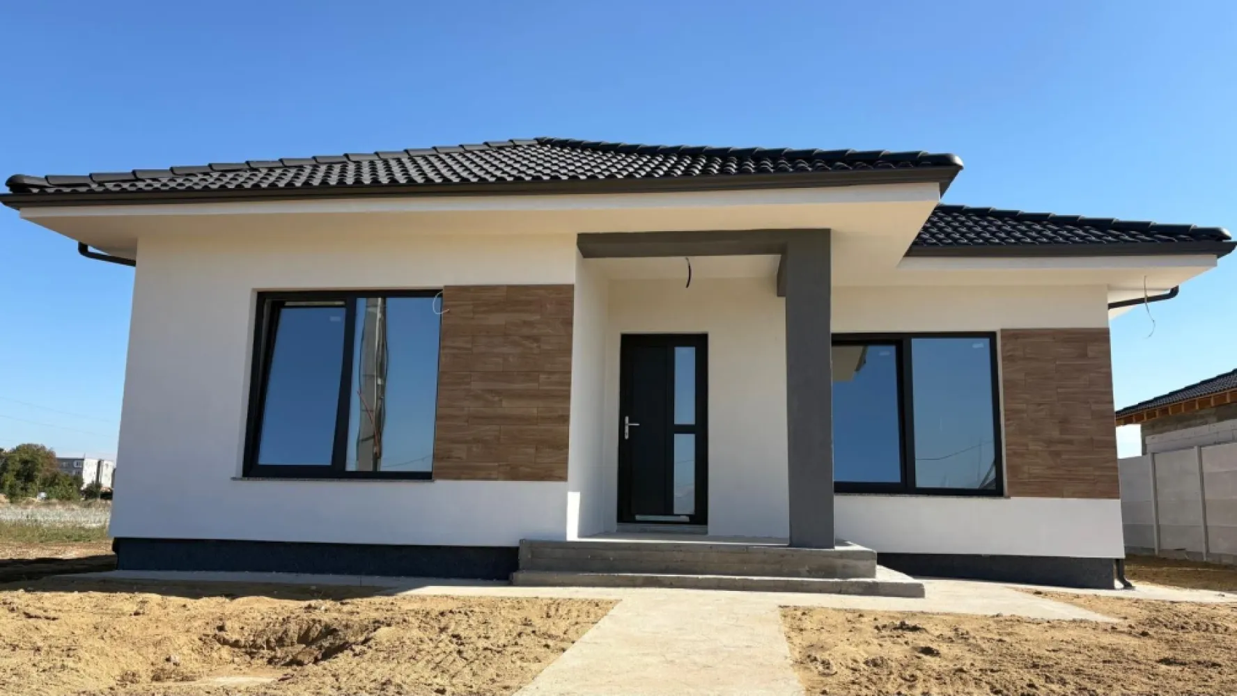 Casa Santandrei, 159 000 E (neg). Comision 0. - De vânzare: casă nouă, parter – Sântandrei | Teren 553 mp. 159 000 E (neg). Comision 0. O casă premium, proiectată inteligent – îmbină eleganța, funcționalitatea și confortul modern. Ideală pentru familii care apreciază calitatea și liniștea, fără a renunța la accesul rapid către oraș. Suprafață construită: 137 mp Suprafață utilă: 100 mp plus terase. Teren: 553 mp 3 dormitoare 2 băi Living generos cu bucatarie open space Camara Parcare auto Acces pod Terasă acoperită Detalii tehnice: • Construcție din cărămidă Porotherm • Tencuiala mecanizata, 3 randuri de glet , lavabila alba , sapa mecanizata • Incalzire in pardoseala in toata casa • Instalatie electrica, cablaj racord tras pentru rolete electrice, AC, camere video, fibra in fiecare incapere, etc • Izolație cu spumă poliuretanică • Izolatie cu polistiren de 10cm eps 80, si cu polistiren extrudat de 3 cm pe elevatie • Pazia din vidiwall • Tâmplărie Salamander – 3 foi de sticlă, 6 camere • Glafuri din granit • Acoperiș de calitate superioară, cu jgheaburi și burlane aluminiu racordate la drenaj subtreran • Trotuare, loc de parcare , gard • Utilități complete: gaz, apă, canalizare, curent electric, fibră optică Sistem panouri fotovoltaice 5 kw, invertor 6 kw Locație & avantaje: • Zonă rezidențială liniștită, cu acces facil către Oradea • Pistă de biciclete, centura Santandrei și stație tram-tren în apropiere • Drumuri amenajate și vecinătăți selecte Contact: 0751 254 234 Flavius Bunoiu }}