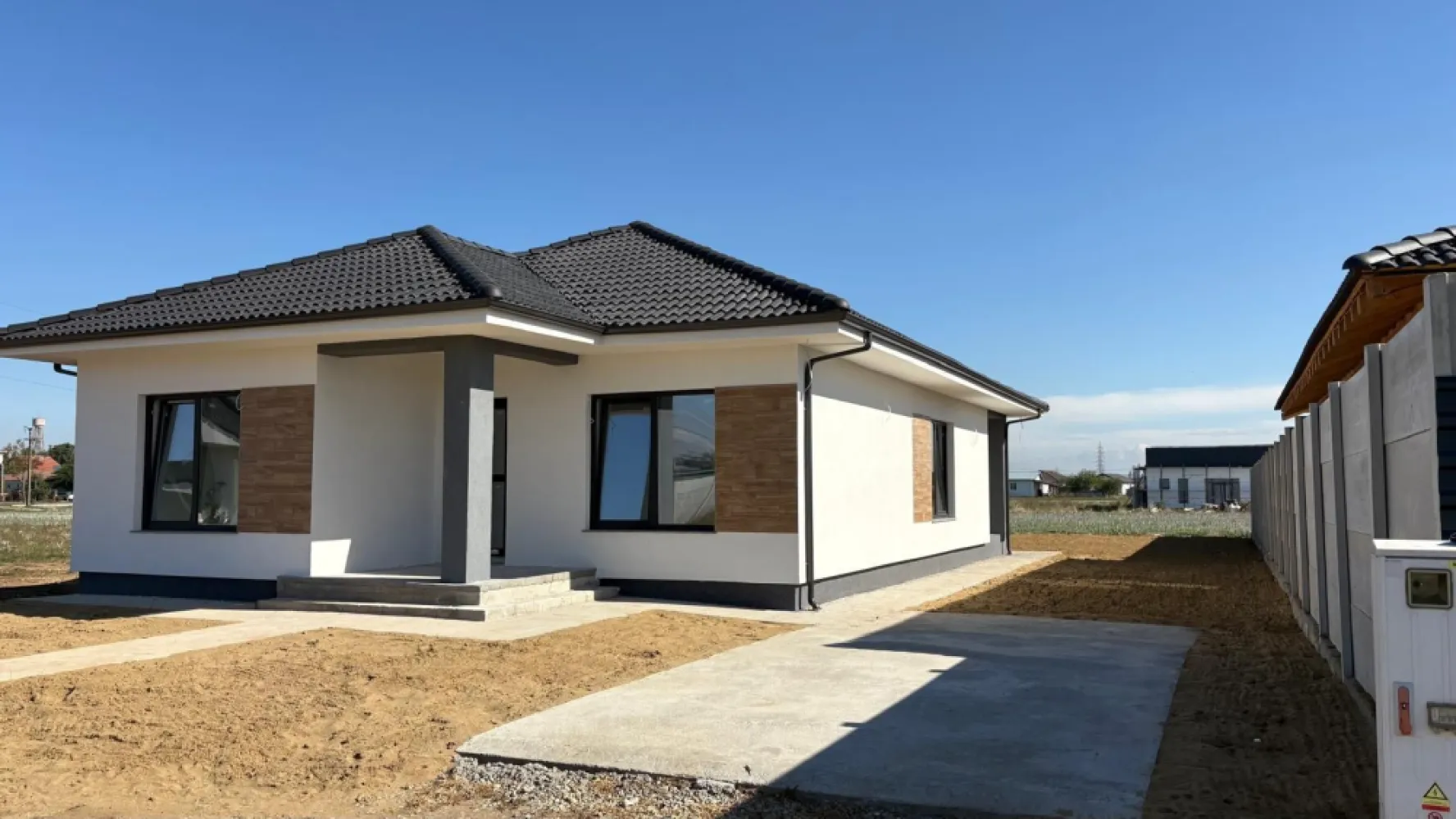 Casa Santandrei, 159 000 E (neg). Comision 0. - De vânzare: casă nouă, parter – Sântandrei | Teren 553 mp. 159 000 E (neg). Comision 0. O casă premium, proiectată inteligent – îmbină eleganța, funcționalitatea și confortul modern. Ideală pentru familii care apreciază calitatea și liniștea, fără a renunța la accesul rapid către oraș. Suprafață construită: 137 mp Suprafață utilă: 100 mp plus terase. Teren: 553 mp 3 dormitoare 2 băi Living generos cu bucatarie open space Camara Parcare auto Acces pod Terasă acoperită Detalii tehnice: • Construcție din cărămidă Porotherm • Tencuiala mecanizata, 3 randuri de glet , lavabila alba , sapa mecanizata • Incalzire in pardoseala in toata casa • Instalatie electrica, cablaj racord tras pentru rolete electrice, AC, camere video, fibra in fiecare incapere, etc • Izolație cu spumă poliuretanică • Izolatie cu polistiren de 10cm eps 80, si cu polistiren extrudat de 3 cm pe elevatie • Pazia din vidiwall • Tâmplărie Salamander – 3 foi de sticlă, 6 camere • Glafuri din granit • Acoperiș de calitate superioară, cu jgheaburi și burlane aluminiu racordate la drenaj subtreran • Trotuare, loc de parcare , gard • Utilități complete: gaz, apă, canalizare, curent electric, fibră optică Sistem panouri fotovoltaice 5 kw, invertor 6 kw Locație & avantaje: • Zonă rezidențială liniștită, cu acces facil către Oradea • Pistă de biciclete, centura Santandrei și stație tram-tren în apropiere • Drumuri amenajate și vecinătăți selecte Contact: 0751 254 234 Flavius Bunoiu }}