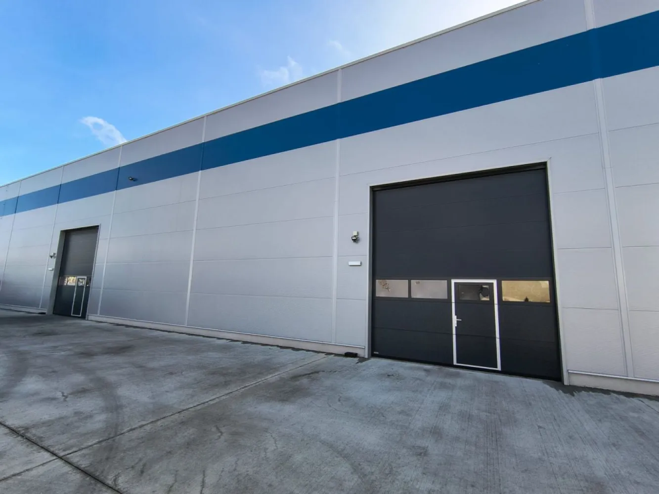 Hală industrială nouă, 2 000 mp. 3,5 Euro + TVA/lună/mp. Comision 0 - De inchiriat: hala industriala noua, Oradea, 2 000 mp (posibilitate inchiriere partiala, 1 000 mp), 3,5 Euro + TVA/lună/mp. Comision 0 Constructie noua, moderna. Poate fi inchiriata intreaga suprafata disponibila 2 000 mp sau doar jumatate din suprafata, 1 000 mp. Disponibila pentru contract pe perioada lunga de timp. Locuri de parcare: disponibile Acces TIR: disponibil, platforma betonata Inaltime interioara, la grinda: 7 m Usi: 2 Inaltime usa: 4,5 m Latime usa: 4 m Avize: toate avizele necesare, senzori fum, incendiu, supraveghere video Energie electrica: trifazic Utilitati: apa, canalizare Acces la vestiar angajati si grupuri sanitare Servicii suplimentare, contra cost: manipulare marfa, birouri disponibile pentru inchiriat. Contact: 0751 254 234 Flavius Bunoiu }}