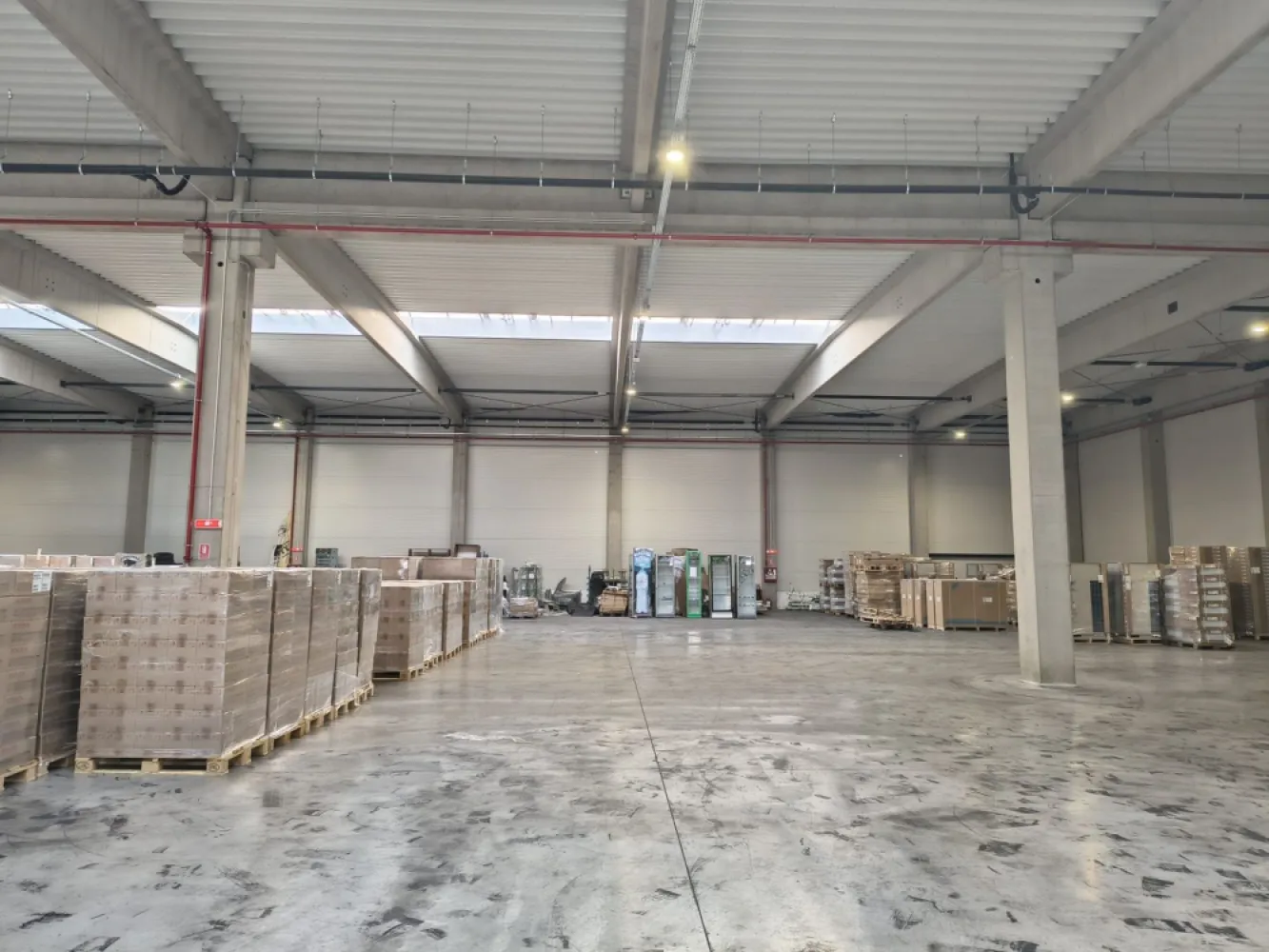 Hală industrială nouă, 2 000 mp. 3,5 Euro + TVA/lună/mp. Comision 0 - De inchiriat: hala industriala noua, Oradea, 2 000 mp (posibilitate inchiriere partiala, 1 000 mp), 3,5 Euro + TVA/lună/mp. Comision 0 Constructie noua, moderna. Poate fi inchiriata intreaga suprafata disponibila 2 000 mp sau doar jumatate din suprafata, 1 000 mp. Disponibila pentru contract pe perioada lunga de timp. Locuri de parcare: disponibile Acces TIR: disponibil, platforma betonata Inaltime interioara, la grinda: 7 m Usi: 2 Inaltime usa: 4,5 m Latime usa: 4 m Avize: toate avizele necesare, senzori fum, incendiu, supraveghere video Energie electrica: trifazic Utilitati: apa, canalizare Acces la vestiar angajati si grupuri sanitare Servicii suplimentare, contra cost: manipulare marfa, birouri disponibile pentru inchiriat. Contact: 0751 254 234 Flavius Bunoiu }}