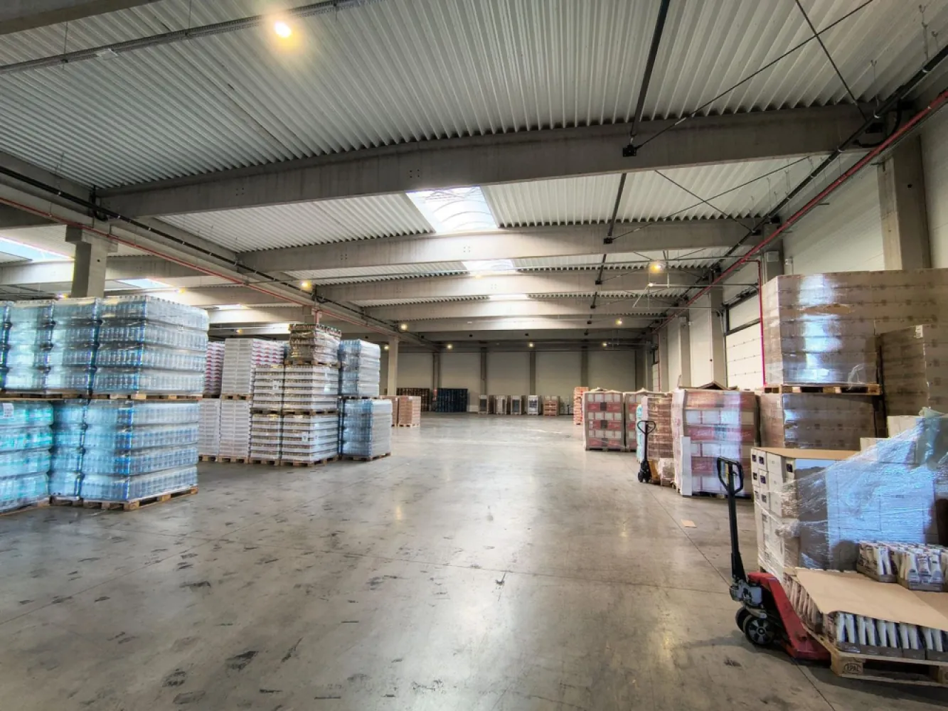 Hală industrială nouă, 2 000 mp. 3,5 Euro + TVA/lună/mp. Comision 0 - De inchiriat: hala industriala noua, Oradea, 2 000 mp (posibilitate inchiriere partiala, 1 000 mp), 3,5 Euro + TVA/lună/mp. Comision 0 Constructie noua, moderna. Poate fi inchiriata intreaga suprafata disponibila 2 000 mp sau doar jumatate din suprafata, 1 000 mp. Disponibila pentru contract pe perioada lunga de timp. Locuri de parcare: disponibile Acces TIR: disponibil, platforma betonata Inaltime interioara, la grinda: 7 m Usi: 2 Inaltime usa: 4,5 m Latime usa: 4 m Avize: toate avizele necesare, senzori fum, incendiu, supraveghere video Energie electrica: trifazic Utilitati: apa, canalizare Acces la vestiar angajati si grupuri sanitare Servicii suplimentare, contra cost: manipulare marfa, birouri disponibile pentru inchiriat. Contact: 0751 254 234 Flavius Bunoiu }}