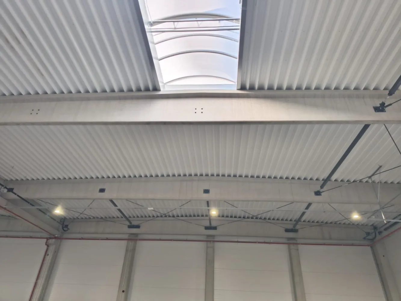 Hală industrială nouă, 2 000 mp. 3,5 Euro + TVA/lună/mp. Comision 0