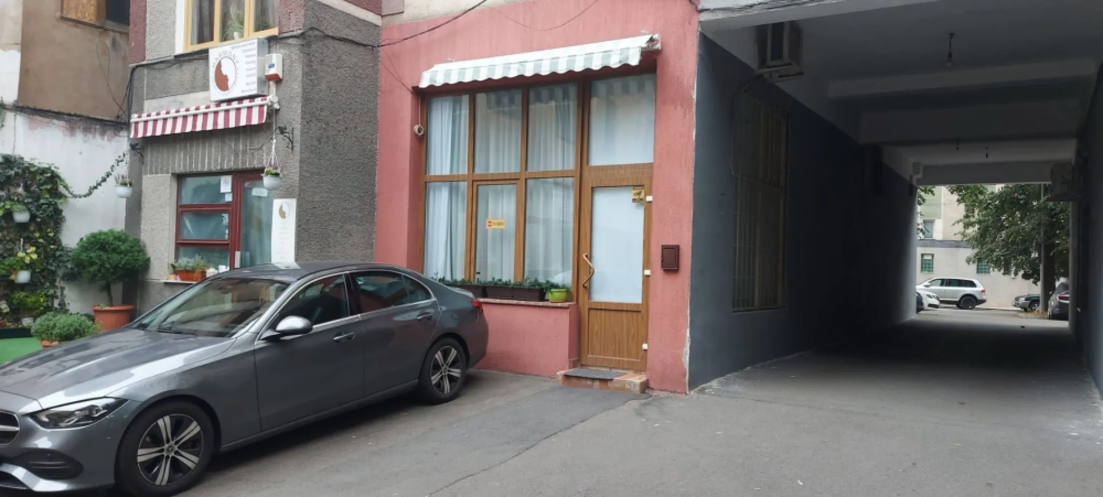 Spatiu comercial, ultracentral, Republicii, Oradea. 600 E/lună. Com 0 - De inchiriat: spatiu comercial, ultracentral, strada Republicii, Oradea, SC 45 mp, SU 36 mp. 600 E/lună. Comision 0. Proprietatea este pretabila pentru activitati de birou (avocatura, notariat, etc) sau ca spatiu comercial (salon infrumusetare, magazin, etc). Dispune de fatada/vitrina stradala generoasa. Suprafata utila este de 36 mp, fiind momentan compartimentata in 2 camere, bucatarie si baie. Inaltimea interioara este de 4,6 m, ceea ce creeaza oportunitatea dublarii spatiului interior printr-un proiect ulterior. Zona in care este situat spatiul este una comerciala, cu trafic pietonal moderat, fiind situat in proximitatea unor cabinete de avocatura si notariat. Spatiul dispune de toate utilitatile necesare. Confortul termic este asigurat de calorifere, prin sistemul centralizat de incalzire al orasului. Optional, se poate efectua conectarea la reteaua de gaz. Contact: 0751 254 234 Flavius Bunoiu }}