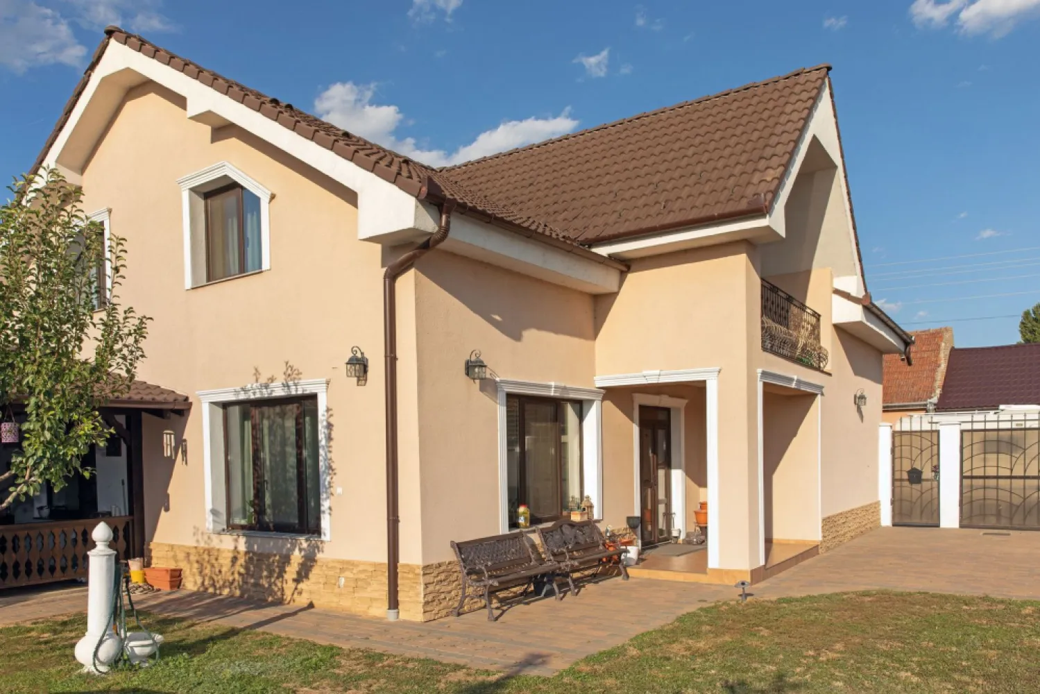 Vilă P+M, Clujului, 190 mp, teren 520 mp, singur în curte. 225 000 E - Vilă, singur in curte, 190 mp utili, 520 mp teren, P+M, Oradea, zona Clujului, strada Coralilor. 225.000 E (negociabil). Comision 0. Casa este compartimentată astfel: Parter: Bucătărie spațioasă cu loc de luat masa, complet mobilată și utilată cu electrocasnice premium. Living, 2 dormitoare spațioase, 1 birou/dressing, 1 baie, finisate, complet mobilate și utilate. Mansardă: 3 dormitoare spațioase, living, 1 baie, balcon, finisate, complet mobilate și utilate. Curtea (370 mp), cu acces auto, placată cu pavaj Gabata, 4 locuri de parcare. Terasă exterioară (30 mp), acoperită, utilată cu plită pe gaz, plită cu lemne și grătar. Casa este izolată exterior cu polistiren de 10 cm, pod izolat cu spumă cu celule deschise. Incălzire cu gaz și centrală proprie pe peleți. }}