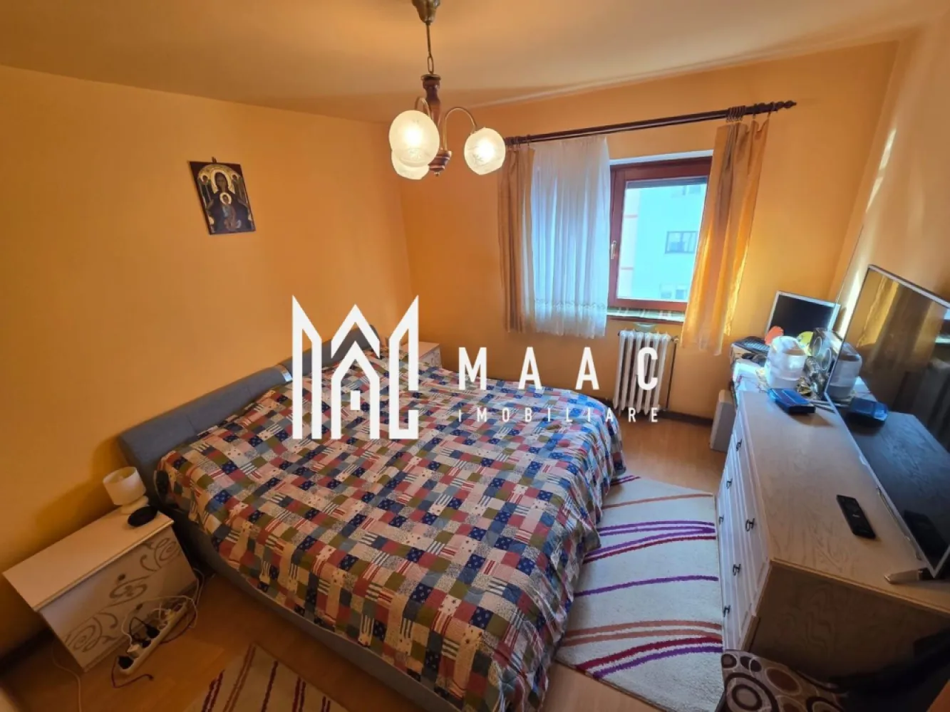 Apartament 4 camere 2 bai Strand - MAAC Imobiliare vă propune spre vânzare un apartament cu 4 camere decomandate, situat la etajul 3 într-un imobil din cartierul Ștrand, cu ieșire directă în parc, într-o zonă extrem de apreciată pentru accesibilitate și proximitatea față de punctele de interes urbane. Locuința oferă un spațiu generos și bine organizat, fiind ideală pentru familii care își doresc confort și funcționalitate. Apartamentul dispune de o compartimentare practică, total decomandată, și beneficiază de finisaje clasice și dotări complete, fiind pregătit pentru mutare imediată. Compartimentare: -hol de acces -bucătărie separată, mobilată și utilată -living -3 dormitoare -2 băi -balcon închis cu tâmplărie termopan Proprietatea include și o pivniță, ideală pentru depozitare suplimentară. Dotări și finisaje: -centrală termică proprie cu calorifere din fontă -gresie și faianță -parchet -ușă metalică la intrare -uși de interior -tâmplărie PVC -izolație termică exterioară Avantaje: -poziție excelentă, cu ieșire directă în parc -acces facil către magazine, biserică și stații de autobuz -etaj intermediar 3 -compartimentare total decomandată -bucătărie separată -pivniță inclusă -apartament curat și bine întreținut Pentru mai multe detalii, vă rugăm să menționați CP2988785 la telefon. }}