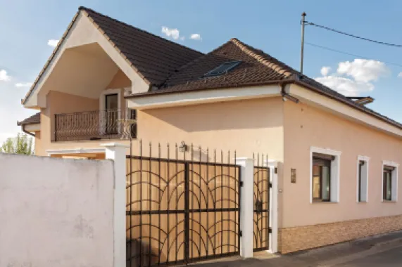 Vilă P+M, Clujului, 190 mp, teren 520 mp, singur în curte. 225 000 E