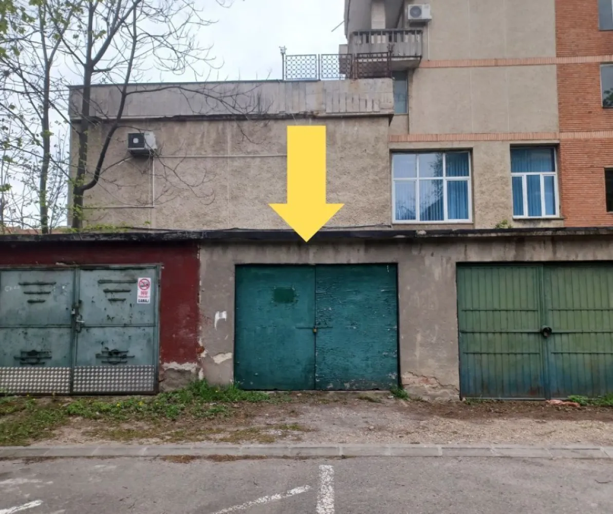 Garaj cu CF, 20 mp, Piata Bucuresti. 12 500 E (neg). Comision 0 - De vanzare: garaj din zidarie, suprafata utila 20 mp, CF propriu, Piata Bucuresti, Oradea. 12 500 Euro. Negociabil. Comision 0. Dimensiuni aproximative 3,5m / 5,5m, inaltime la usa 1,9 m. }}