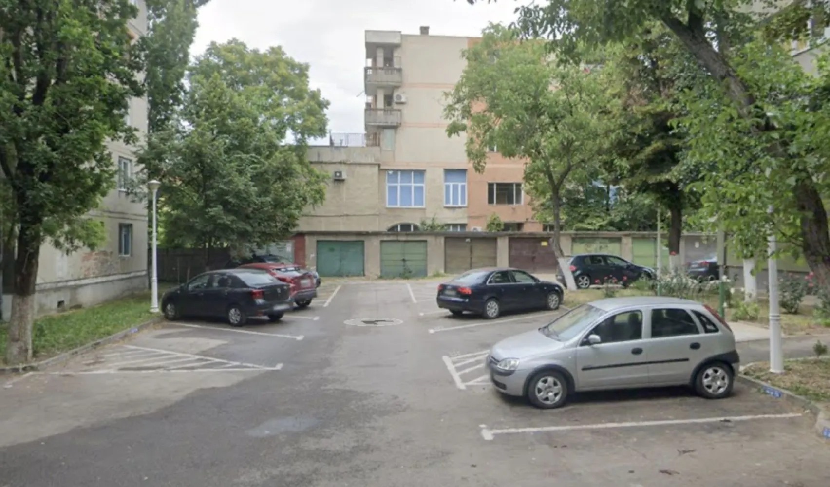 Garaj cu CF, 20 mp, Piata Bucuresti. 12 500 E (neg). Comision 0 - De vanzare: garaj din zidarie, suprafata utila 20 mp, CF propriu, Piata Bucuresti, Oradea. 12 500 Euro. Negociabil. Comision 0. Dimensiuni aproximative 3,5m / 5,5m, inaltime la usa 1,9 m. }}