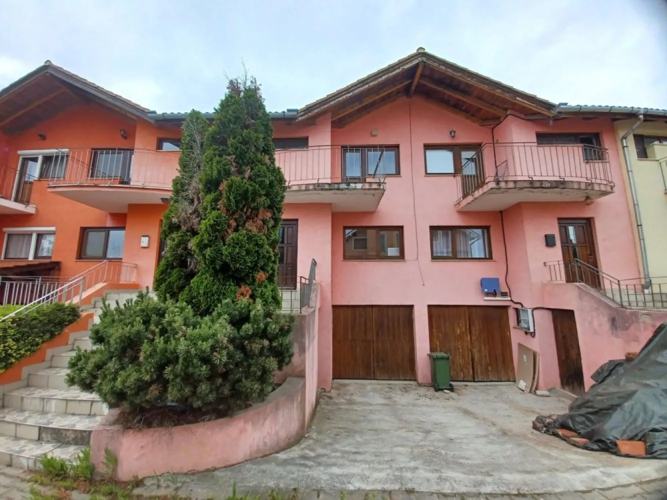 Casa insiruita, 2 dormitoare, garaj, Sanmartin. 120 000 E. Comision 0. - De vanzare: casa insiruita in Sanmartin, 2 dormitoare, garaj, loc de parcare, gradina. 120 000 E. Comision 0. Casa este disponibila imediat, posibilitate emitere factura. Casa detine si o mica gradina, un spatiu verde. Este compartimentata astfel: Demisol: garaj, loc pentru bucatarie (sau depozitare), baie. Parter: living, bucatarie. Etaj: 2 dormitoare, baie. Incalzire cu centrala electrica, posibilitate montare centrala gaz. Necesita renovare finisaje. }}