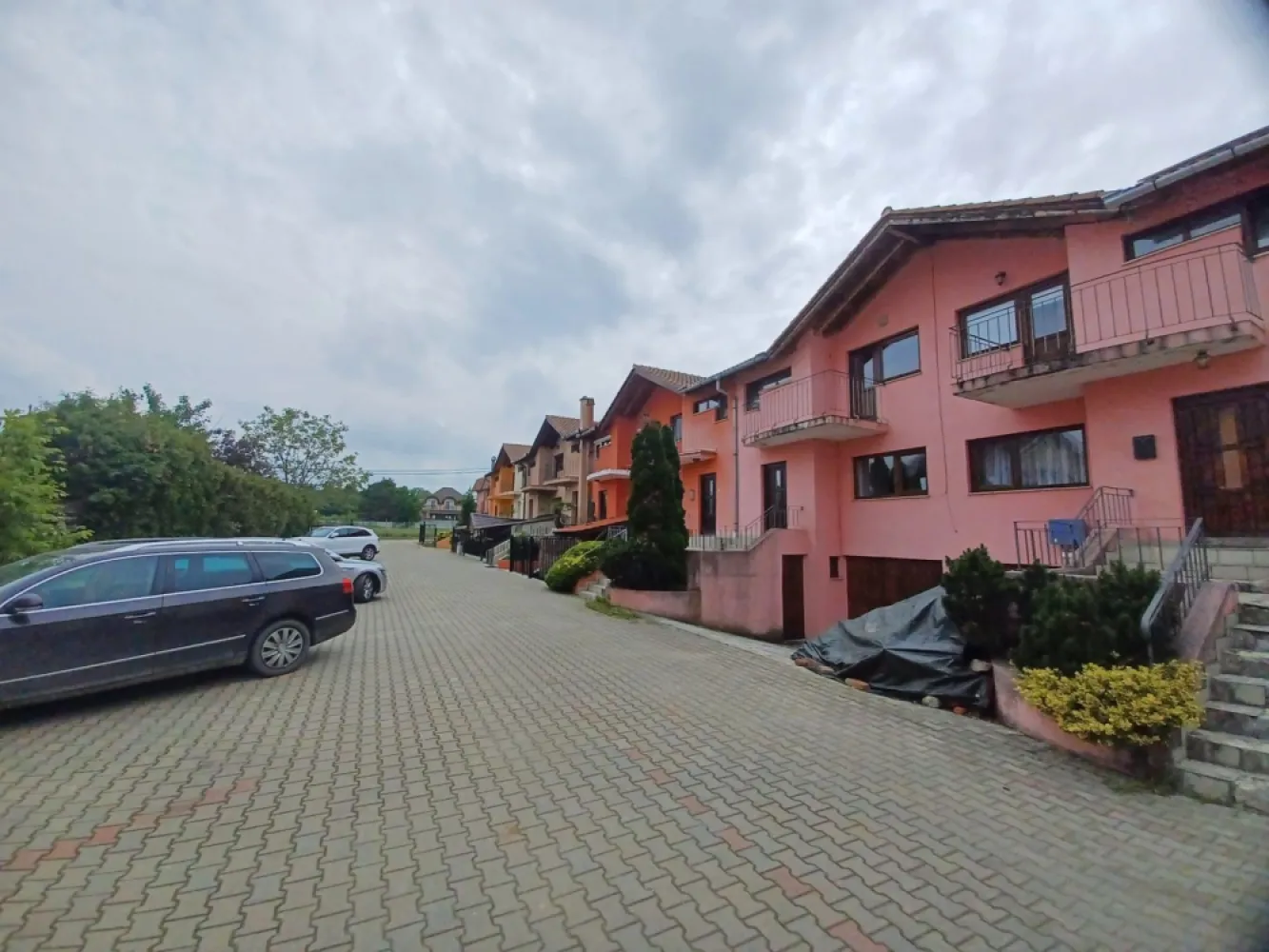 Casa insiruita, 2 dormitoare, garaj, Sanmartin. 120 000 E. Comision 0. - De vanzare: casa insiruita in Sanmartin, 2 dormitoare, garaj, loc de parcare, gradina. 120 000 E. Comision 0. Casa este disponibila imediat, posibilitate emitere factura. Casa detine si o mica gradina, un spatiu verde. Este compartimentata astfel: Demisol: garaj, loc pentru bucatarie (sau depozitare), baie. Parter: living, bucatarie. Etaj: 2 dormitoare, baie. Incalzire cu centrala electrica, posibilitate montare centrala gaz. Necesita renovare finisaje. }}