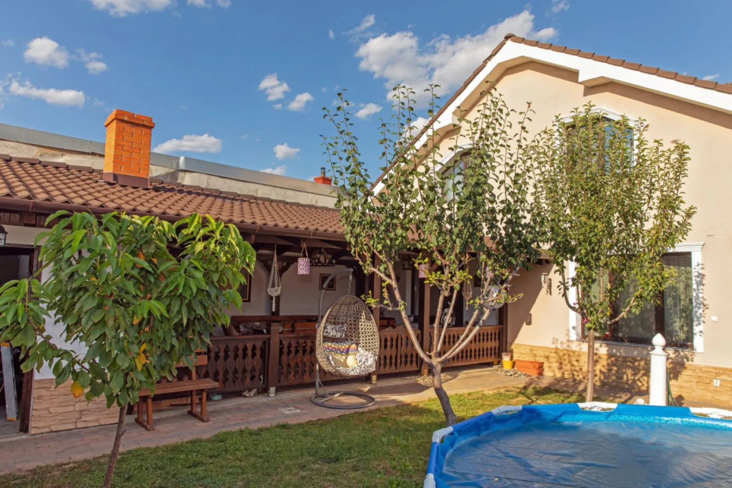 Vilă P+M, Clujului, 190 mp, teren 520 mp, singur în curte. 225 000 E - Vilă, singur in curte, 190 mp utili, 520 mp teren, P+M, Oradea, zona Clujului, strada Coralilor. 225.000 E (negociabil). Comision 0. Casa este compartimentată astfel: Parter: Bucătărie spațioasă cu loc de luat masa, complet mobilată și utilată cu electrocasnice premium. Living, 2 dormitoare spațioase, 1 birou/dressing, 1 baie, finisate, complet mobilate și utilate. Mansardă: 3 dormitoare spațioase, living, 1 baie, balcon, finisate, complet mobilate și utilate. Curtea (370 mp), cu acces auto, placată cu pavaj Gabata, 4 locuri de parcare. Terasă exterioară (30 mp), acoperită, utilată cu plită pe gaz, plită cu lemne și grătar. Casa este izolată exterior cu polistiren de 10 cm, pod izolat cu spumă cu celule deschise. Incălzire cu gaz și centrală proprie pe peleți. }}