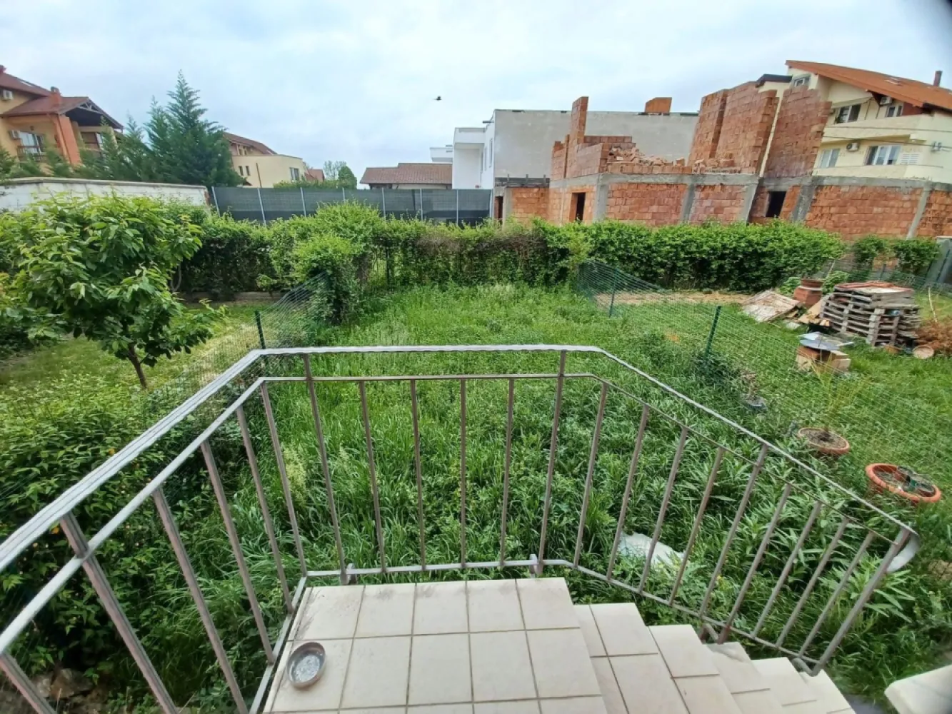 Casa insiruita, 2 dormitoare, garaj, Sanmartin. 120 000 E. Comision 0. - De vanzare: casa insiruita in Sanmartin, 2 dormitoare, garaj, loc de parcare, gradina. 120 000 E. Comision 0. Casa este disponibila imediat, posibilitate emitere factura. Casa detine si o mica gradina, un spatiu verde. Este compartimentata astfel: Demisol: garaj, loc pentru bucatarie (sau depozitare), baie. Parter: living, bucatarie. Etaj: 2 dormitoare, baie. Incalzire cu centrala electrica, posibilitate montare centrala gaz. Necesita renovare finisaje. }}