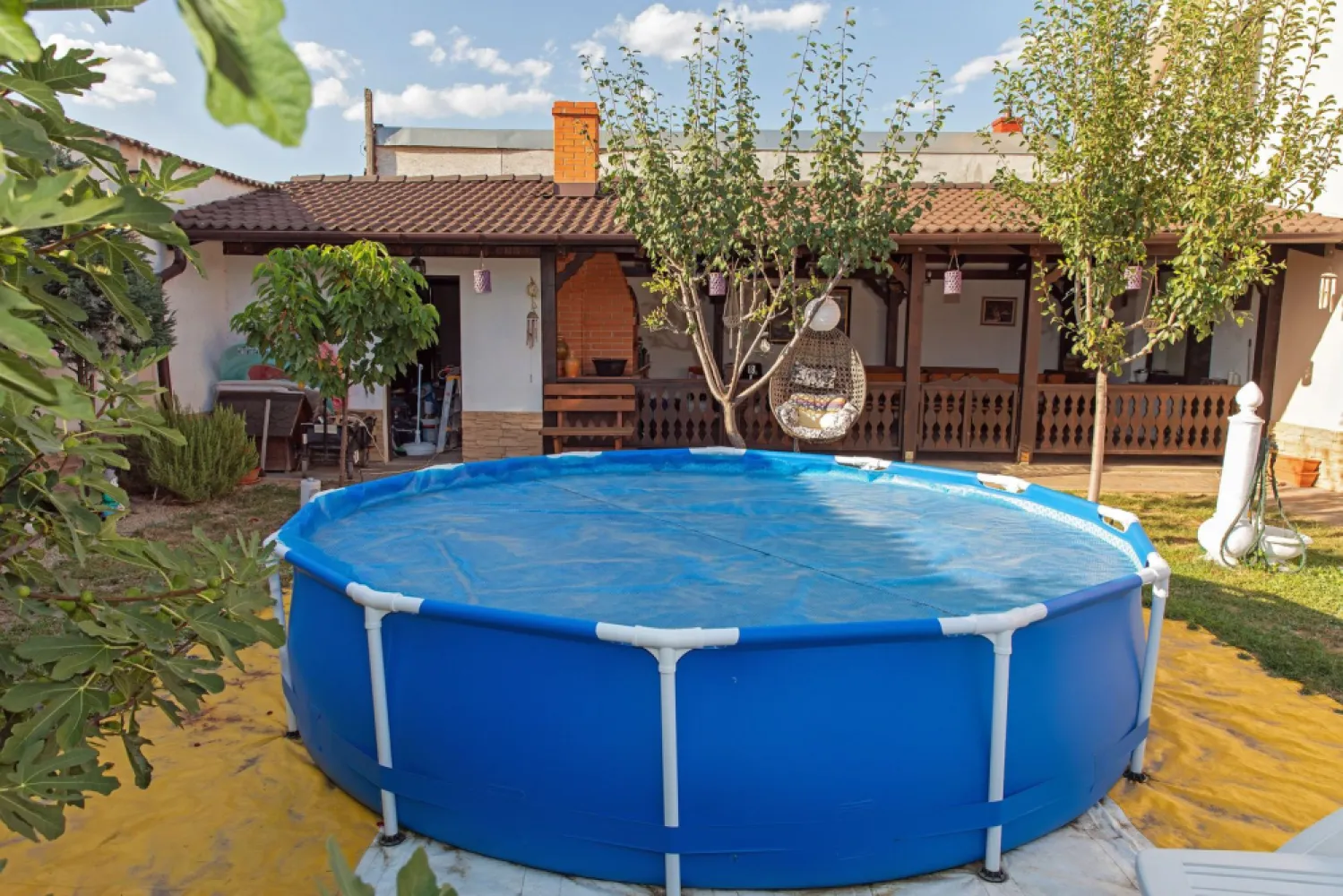 Vilă P+M, Clujului, 190 mp, teren 520 mp, singur în curte. 225 000 E - Vilă, singur in curte, 190 mp utili, 520 mp teren, P+M, Oradea, zona Clujului, strada Coralilor. 225.000 E (negociabil). Comision 0. Casa este compartimentată astfel: Parter: Bucătărie spațioasă cu loc de luat masa, complet mobilată și utilată cu electrocasnice premium. Living, 2 dormitoare spațioase, 1 birou/dressing, 1 baie, finisate, complet mobilate și utilate. Mansardă: 3 dormitoare spațioase, living, 1 baie, balcon, finisate, complet mobilate și utilate. Curtea (370 mp), cu acces auto, placată cu pavaj Gabata, 4 locuri de parcare. Terasă exterioară (30 mp), acoperită, utilată cu plită pe gaz, plită cu lemne și grătar. Casa este izolată exterior cu polistiren de 10 cm, pod izolat cu spumă cu celule deschise. Incălzire cu gaz și centrală proprie pe peleți. }}